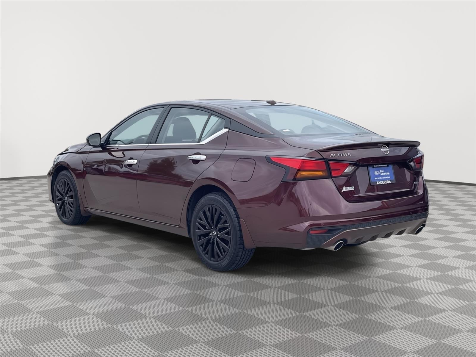 Vehicle photo 9