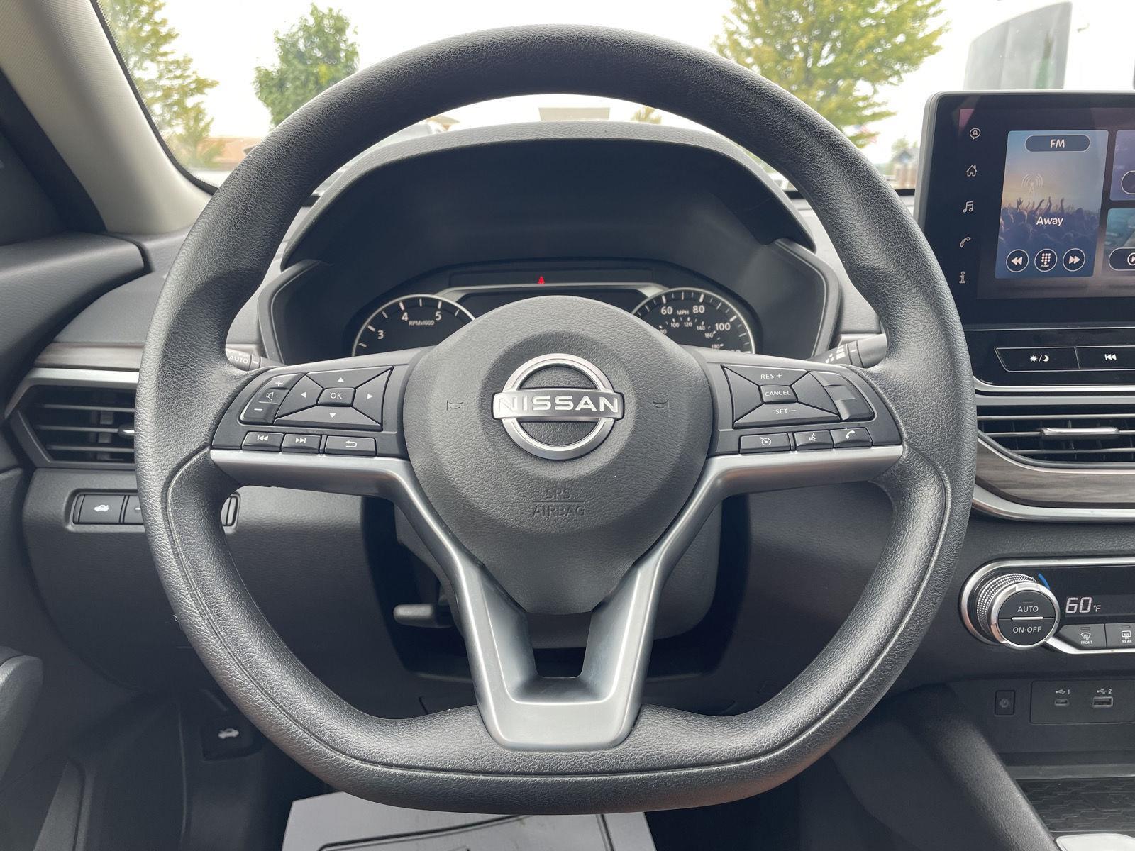 Vehicle photo 12