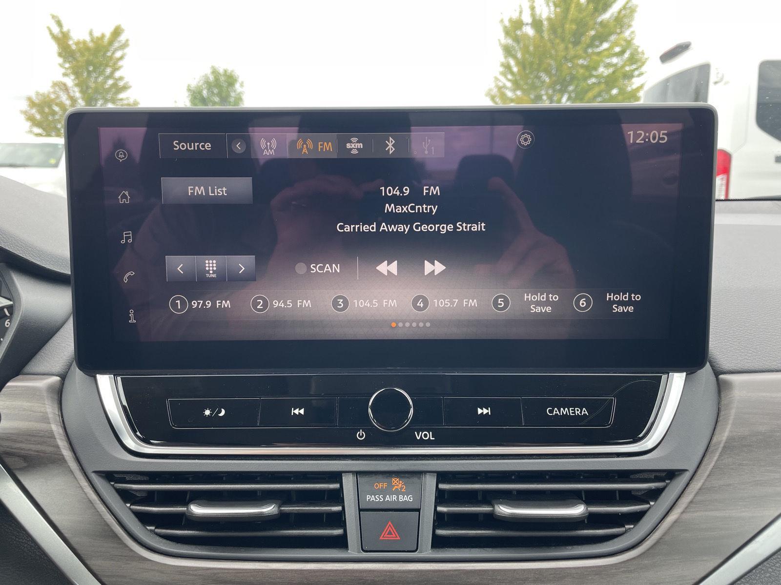 Vehicle photo 25