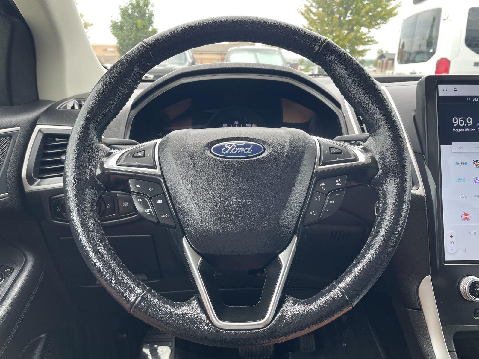 Vehicle photo 12