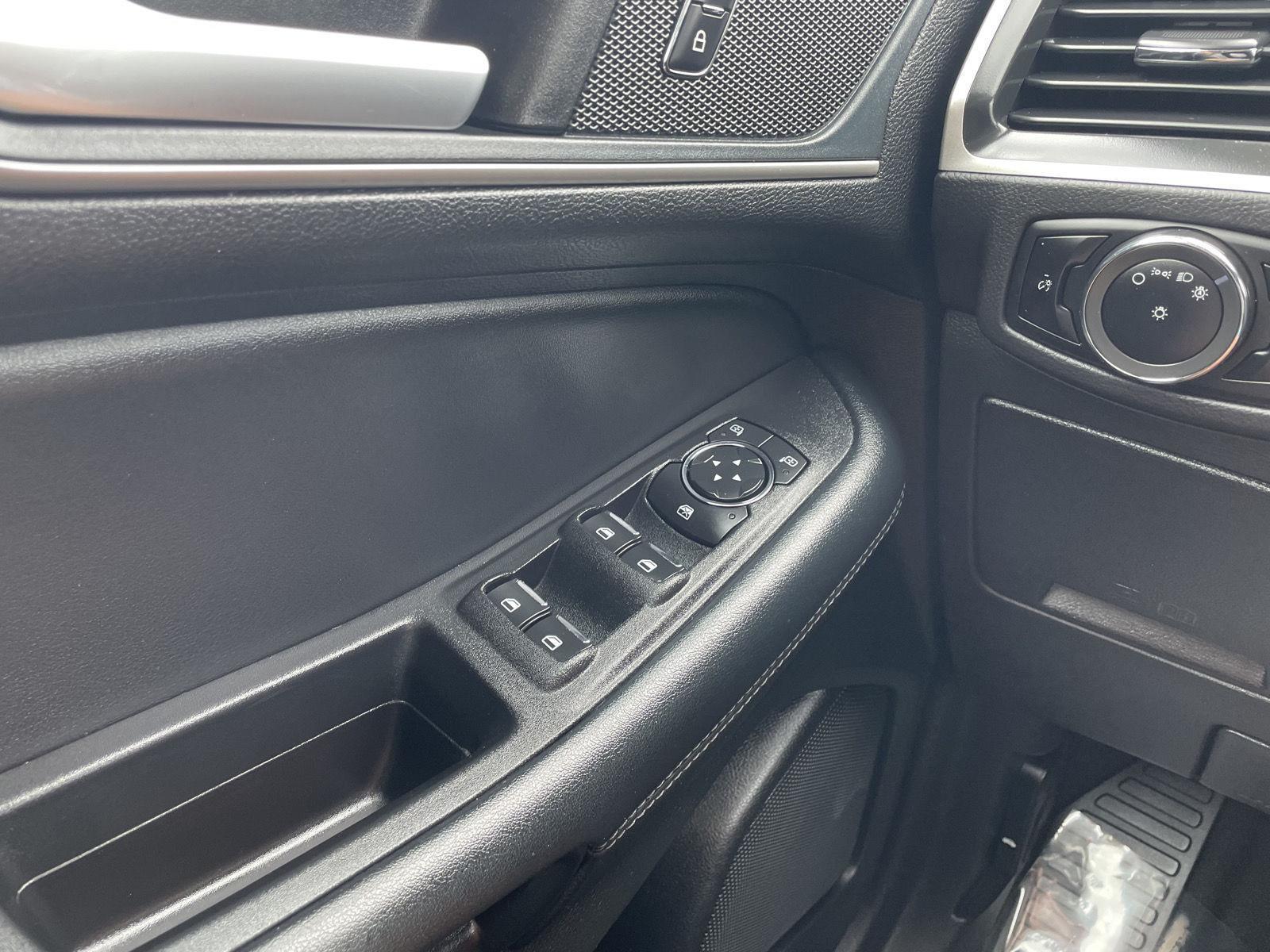 Vehicle photo 28