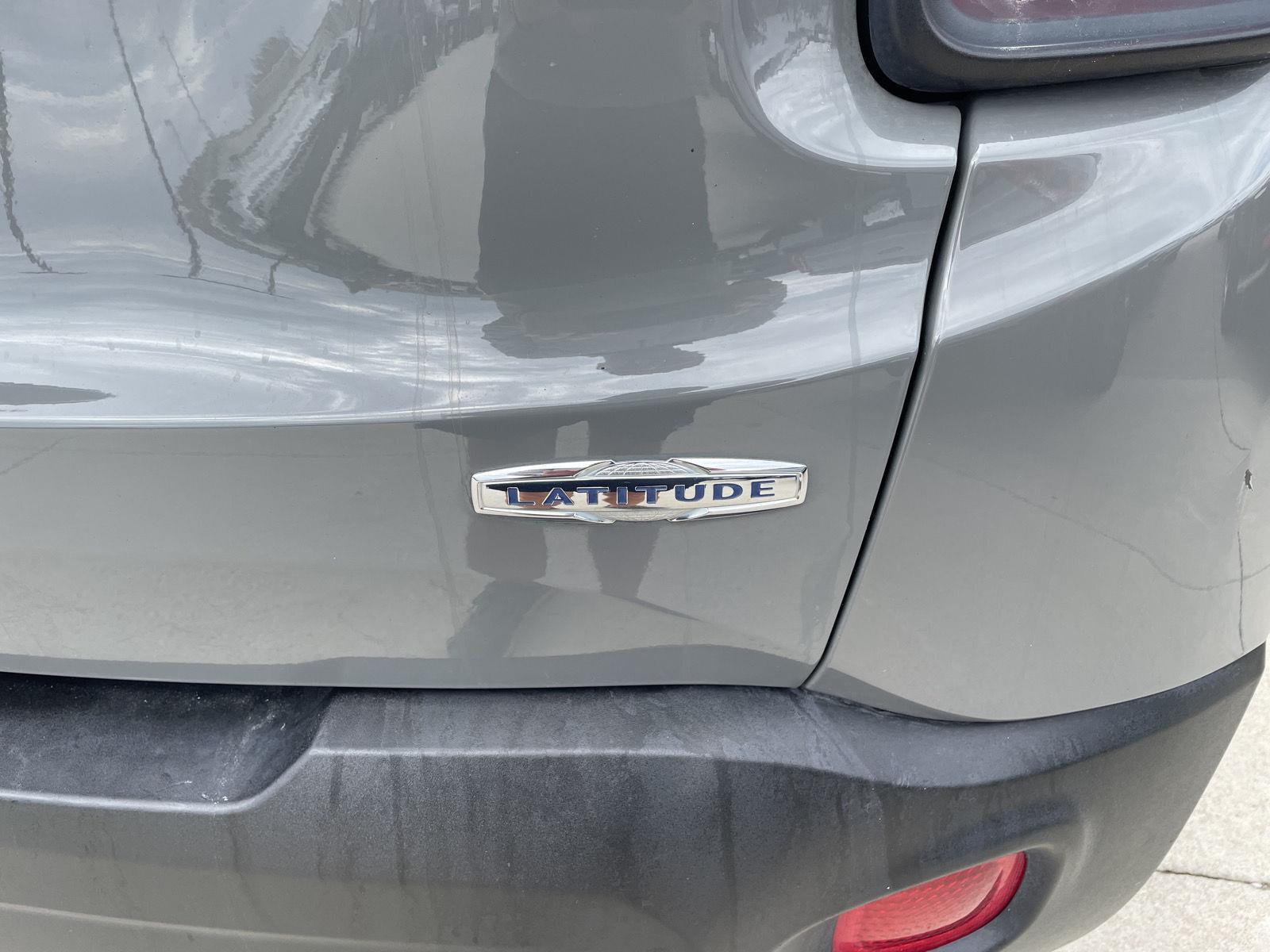 Vehicle photo 32