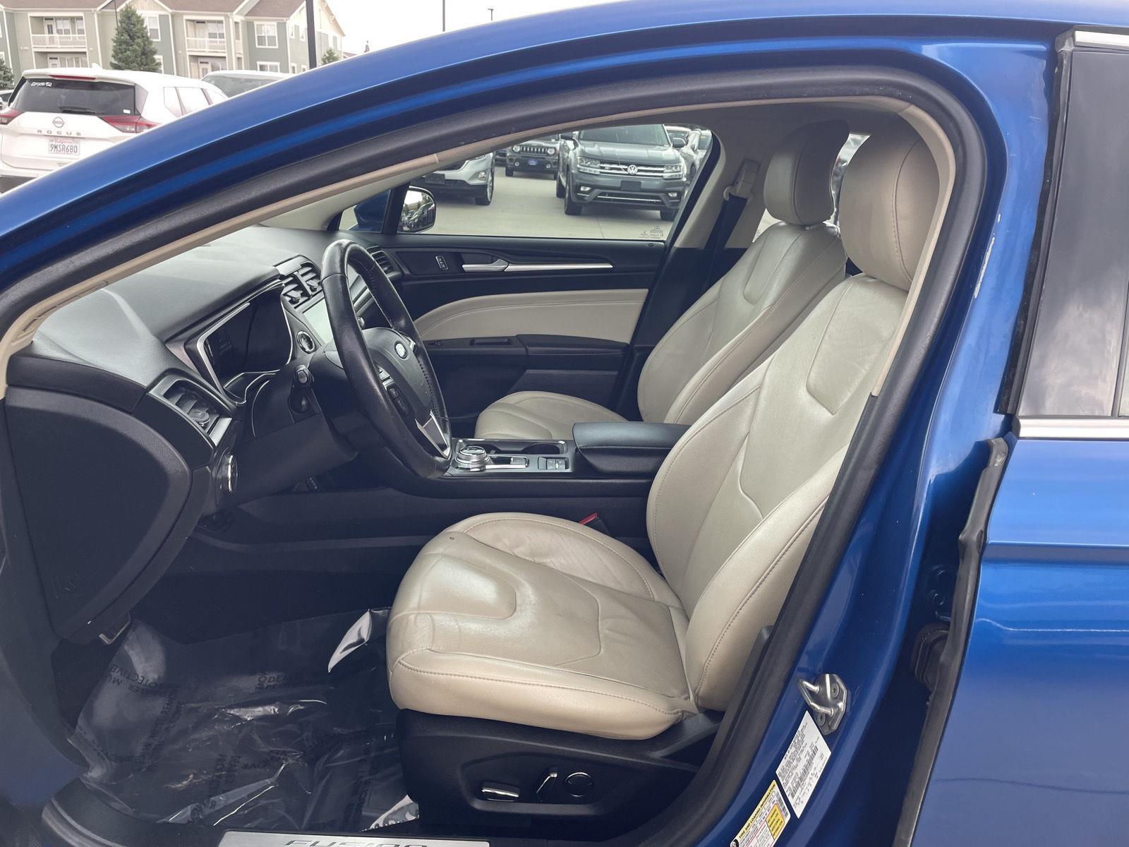 Vehicle photo 17