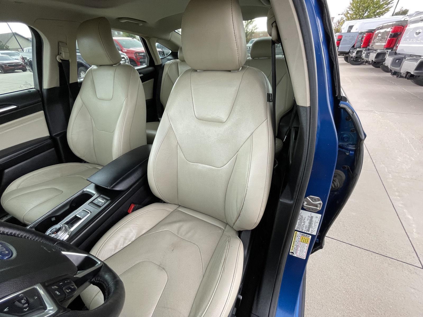 Vehicle photo 18