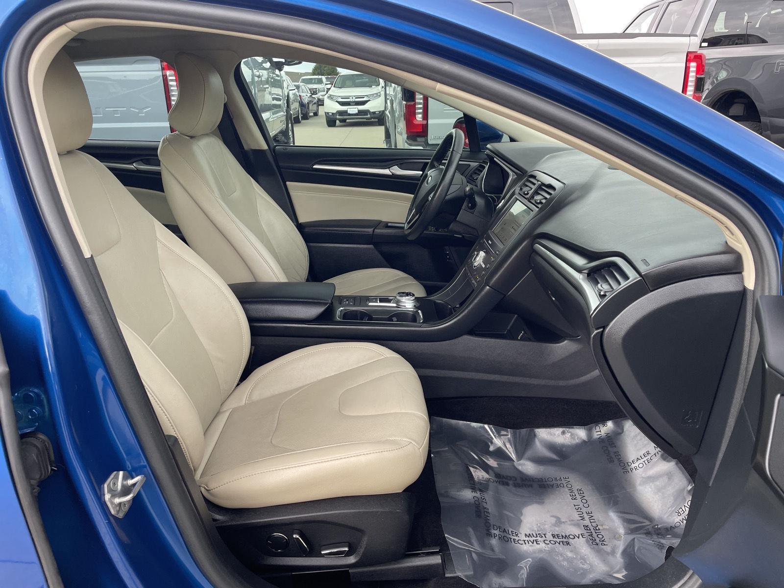 Vehicle photo 19