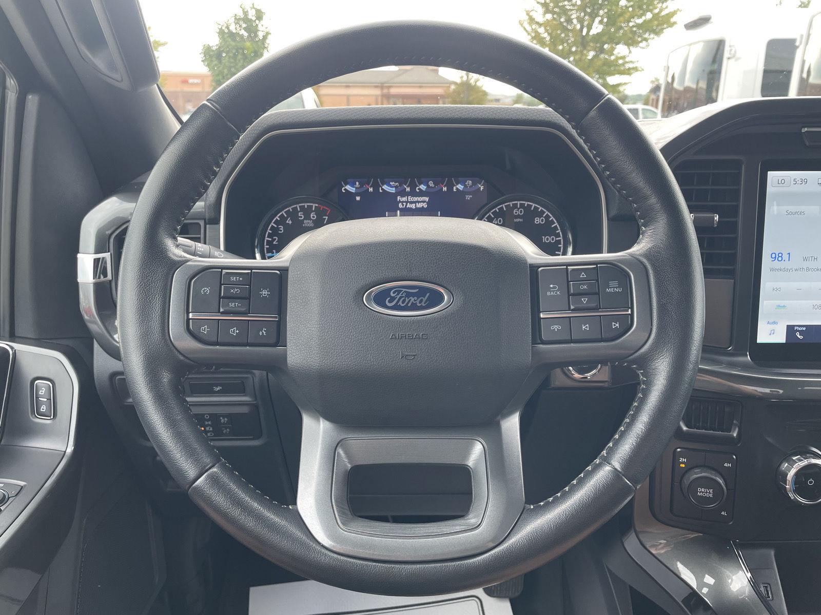 Vehicle photo 12