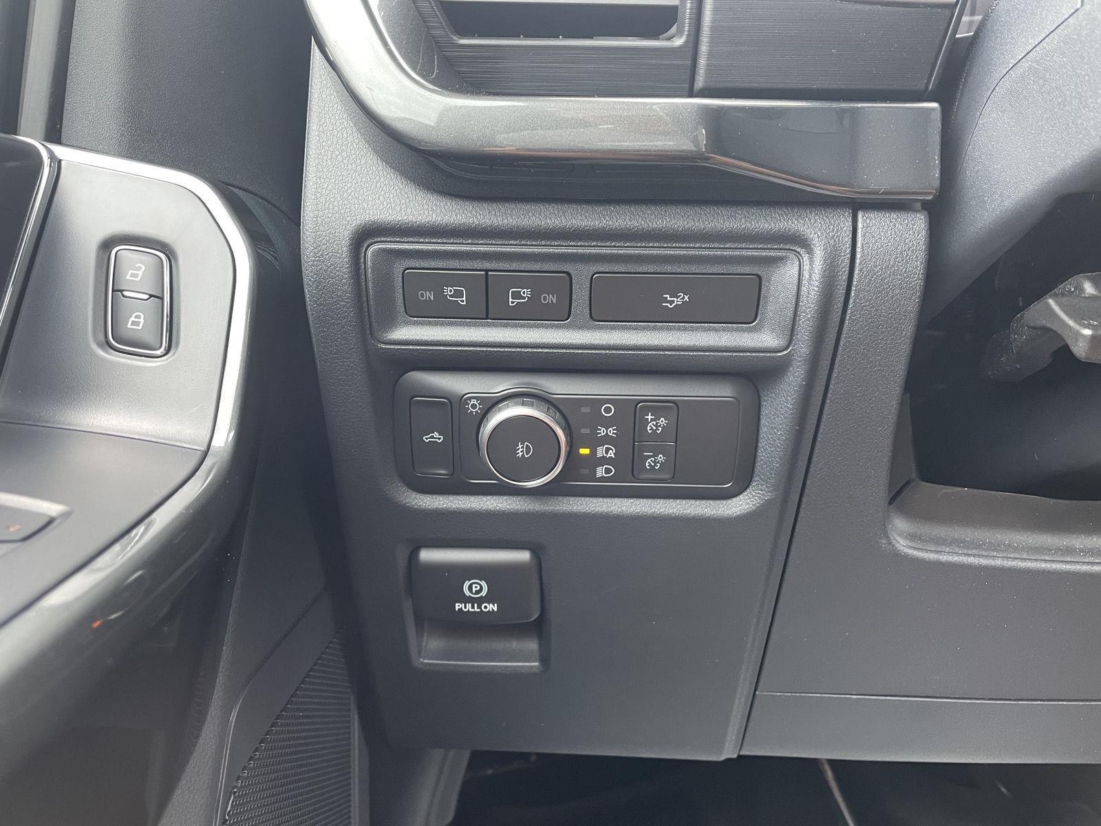 Vehicle photo 16