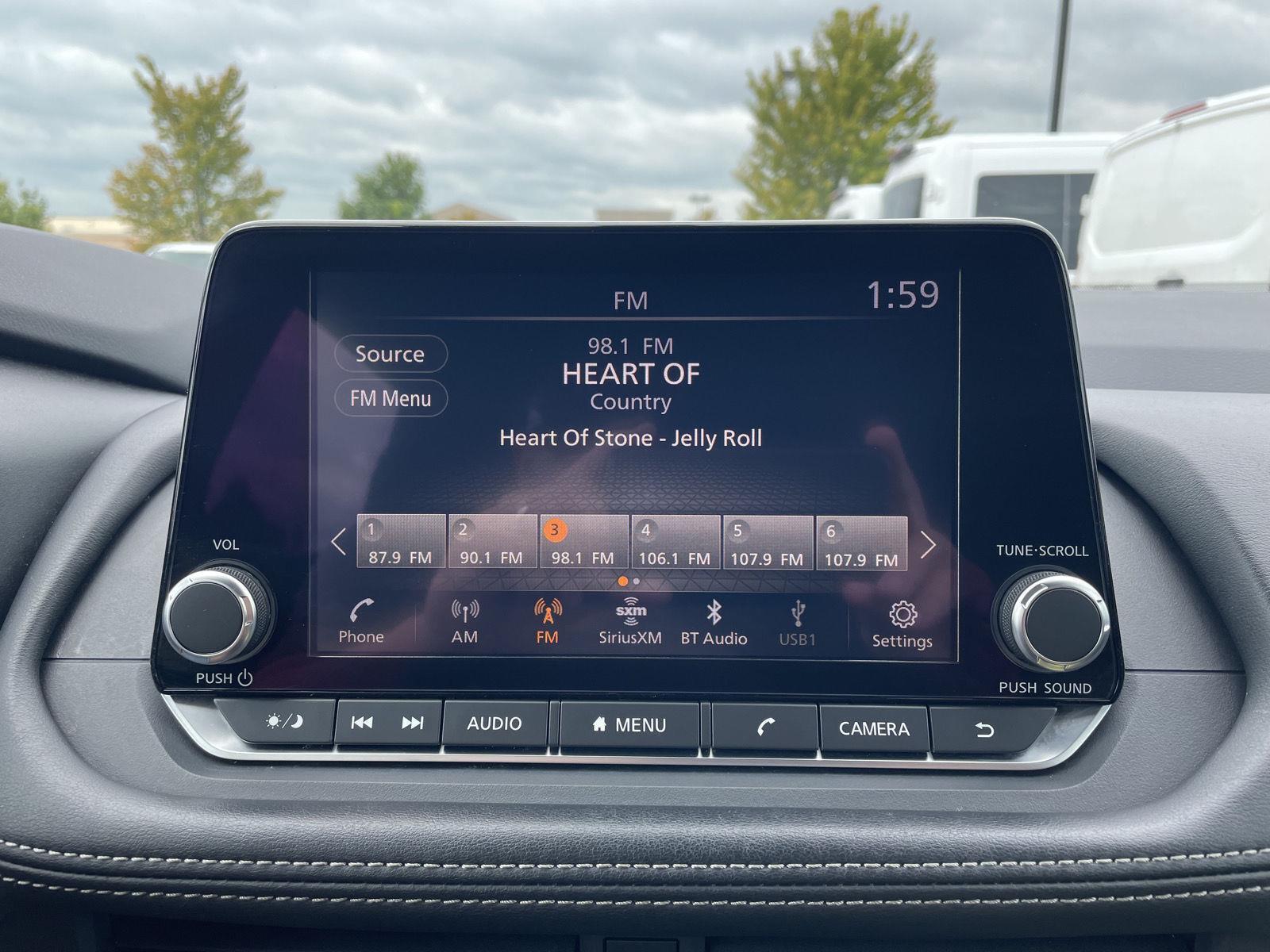 Vehicle photo 25