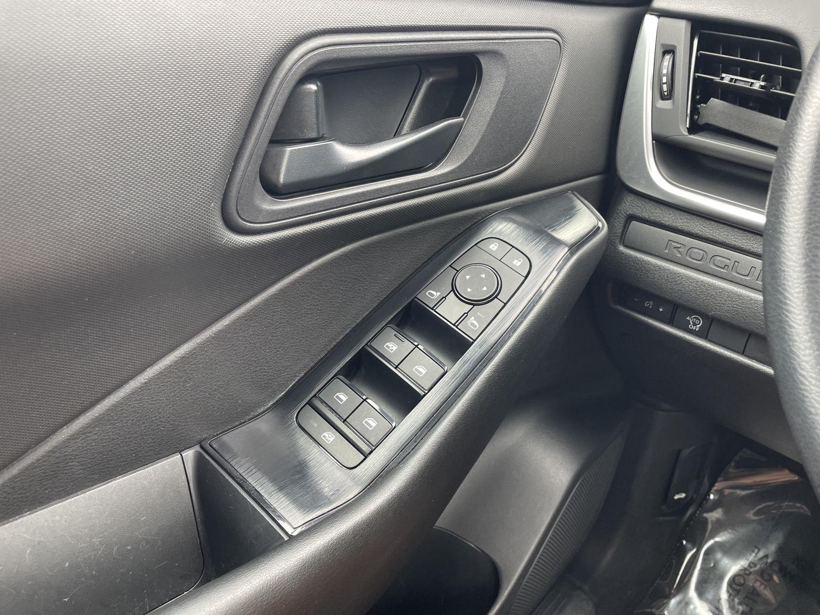 Vehicle photo 28
