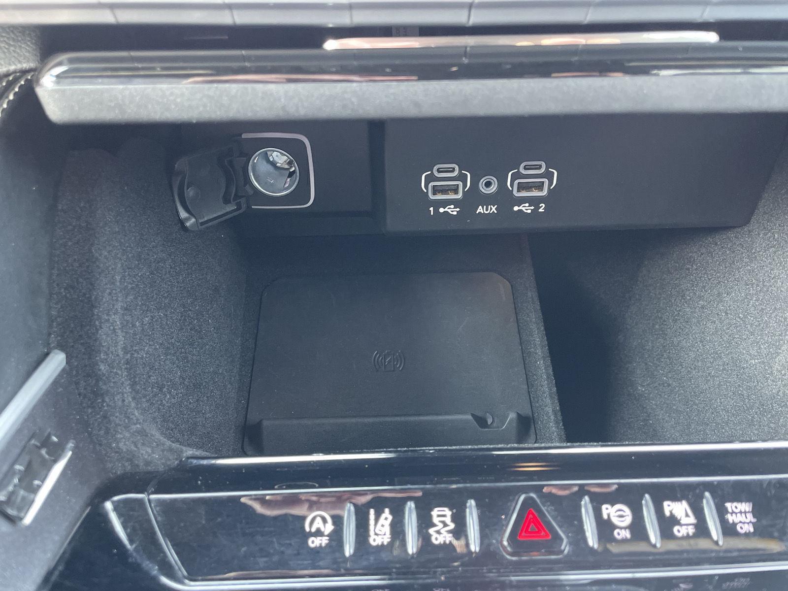 Vehicle photo 30