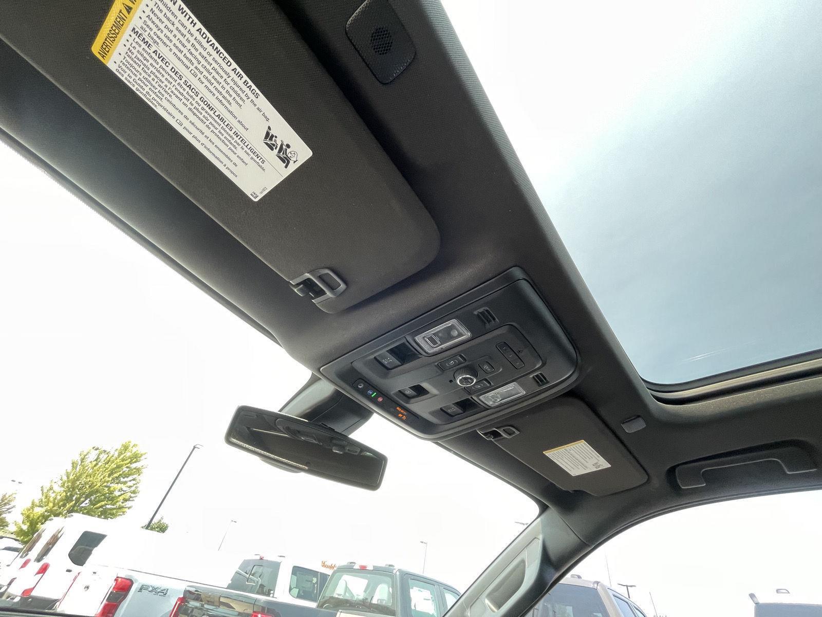 Vehicle photo 23