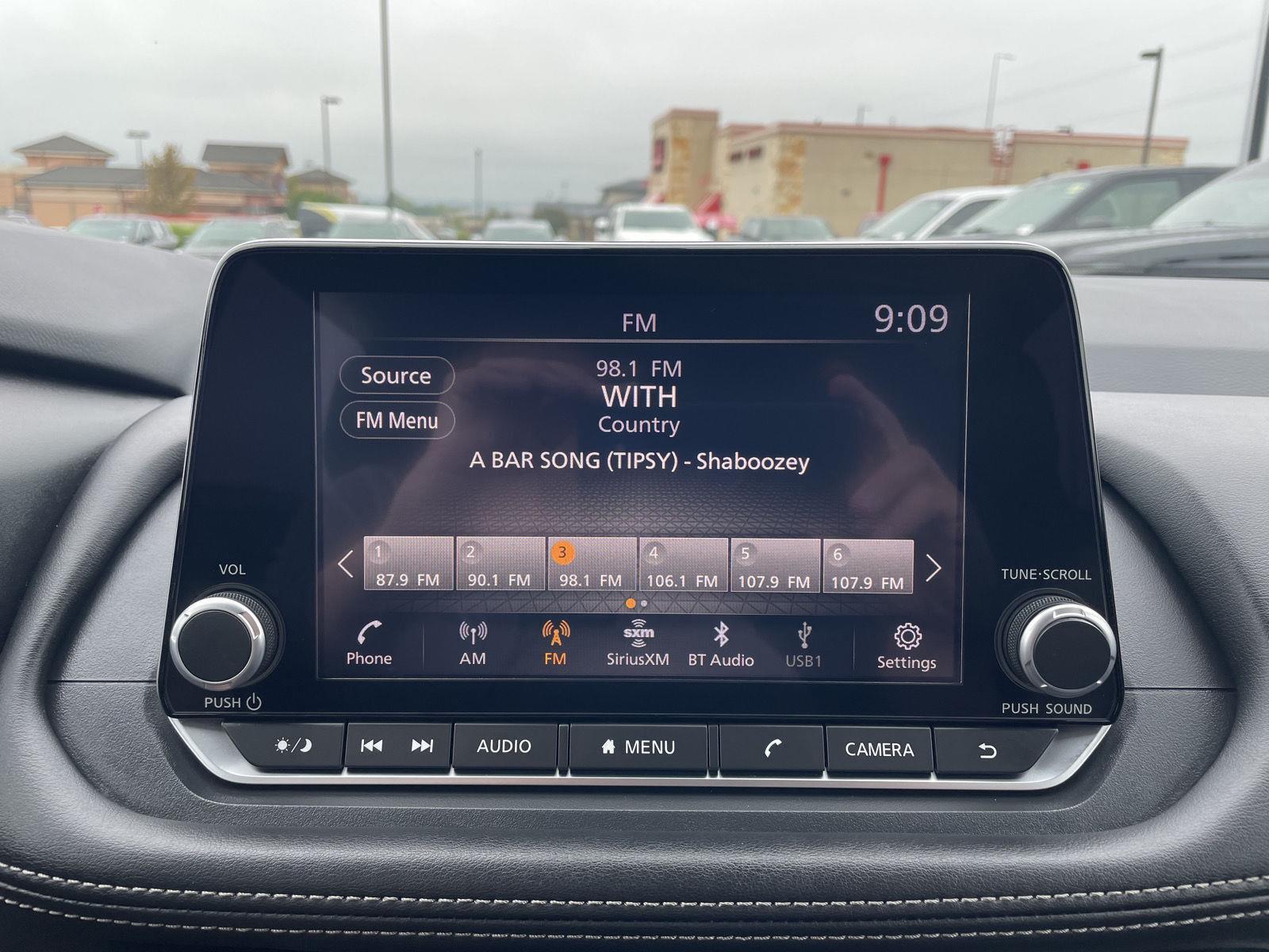 Vehicle photo 25