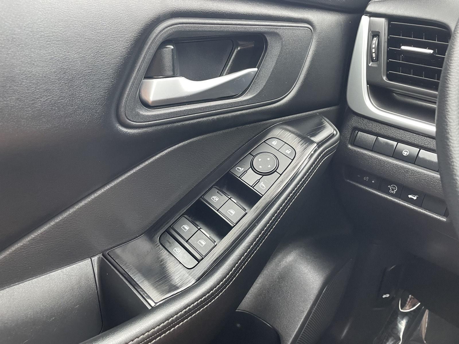 Vehicle photo 28