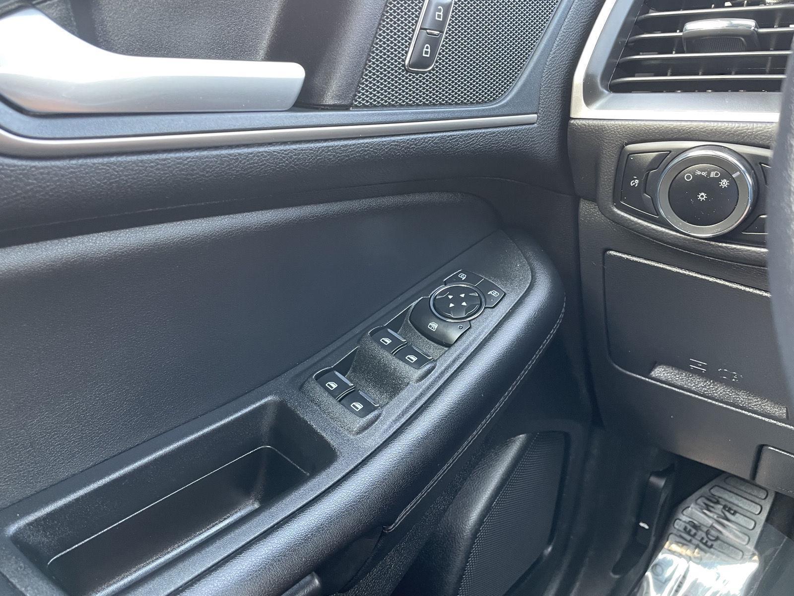 Vehicle photo 28