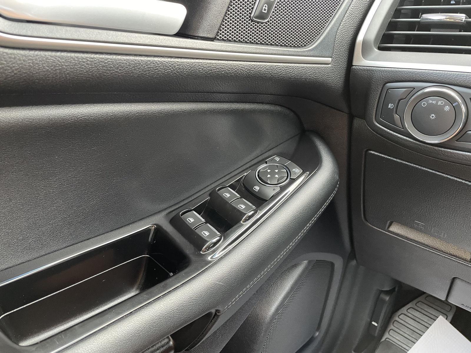 Vehicle photo 29