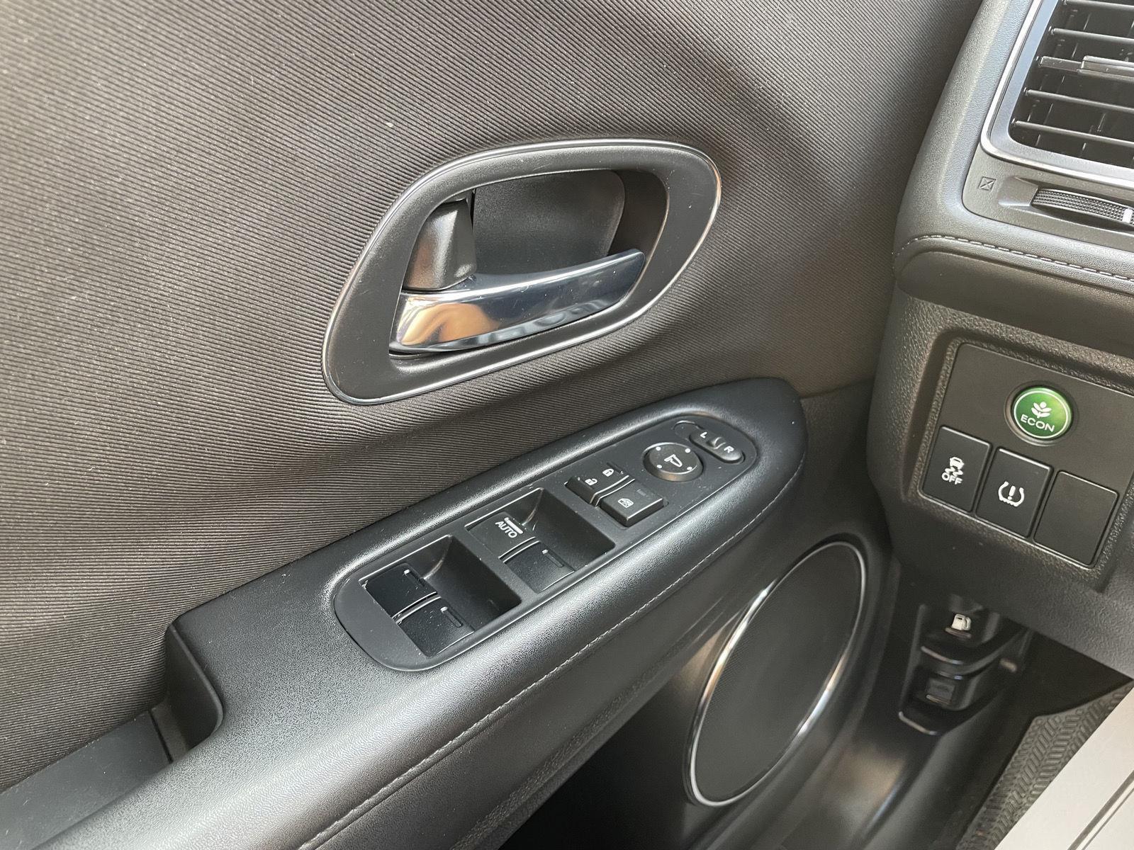 Vehicle photo 28