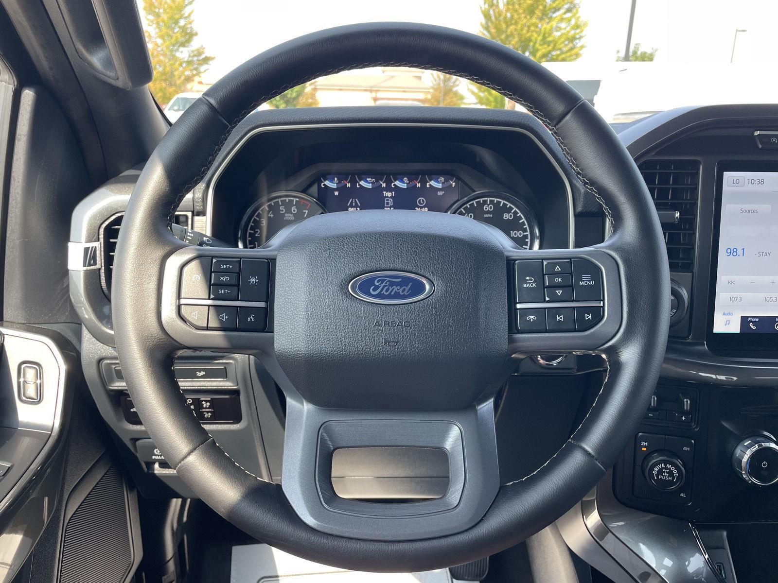 Vehicle photo 12