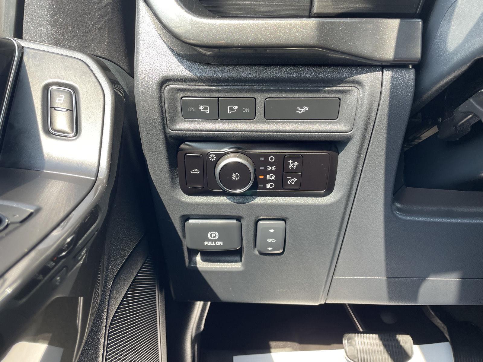 Vehicle photo 16