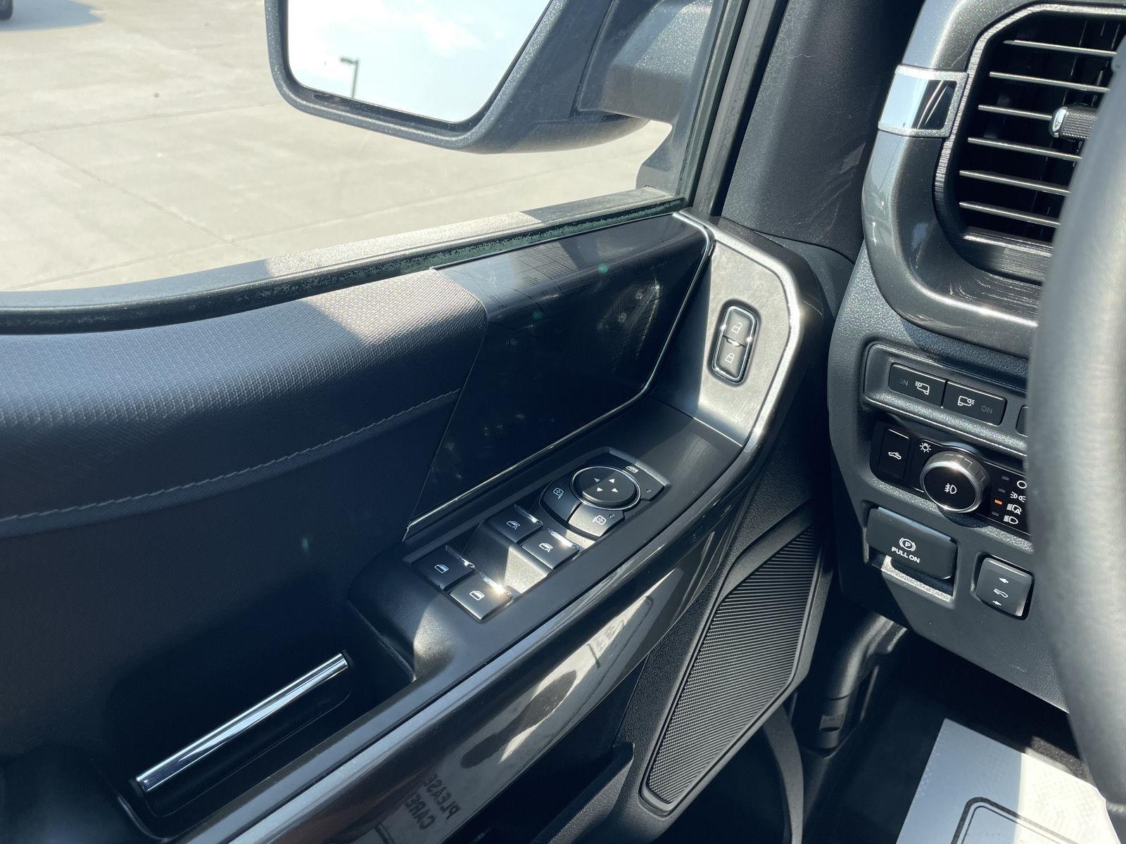 Vehicle photo 32