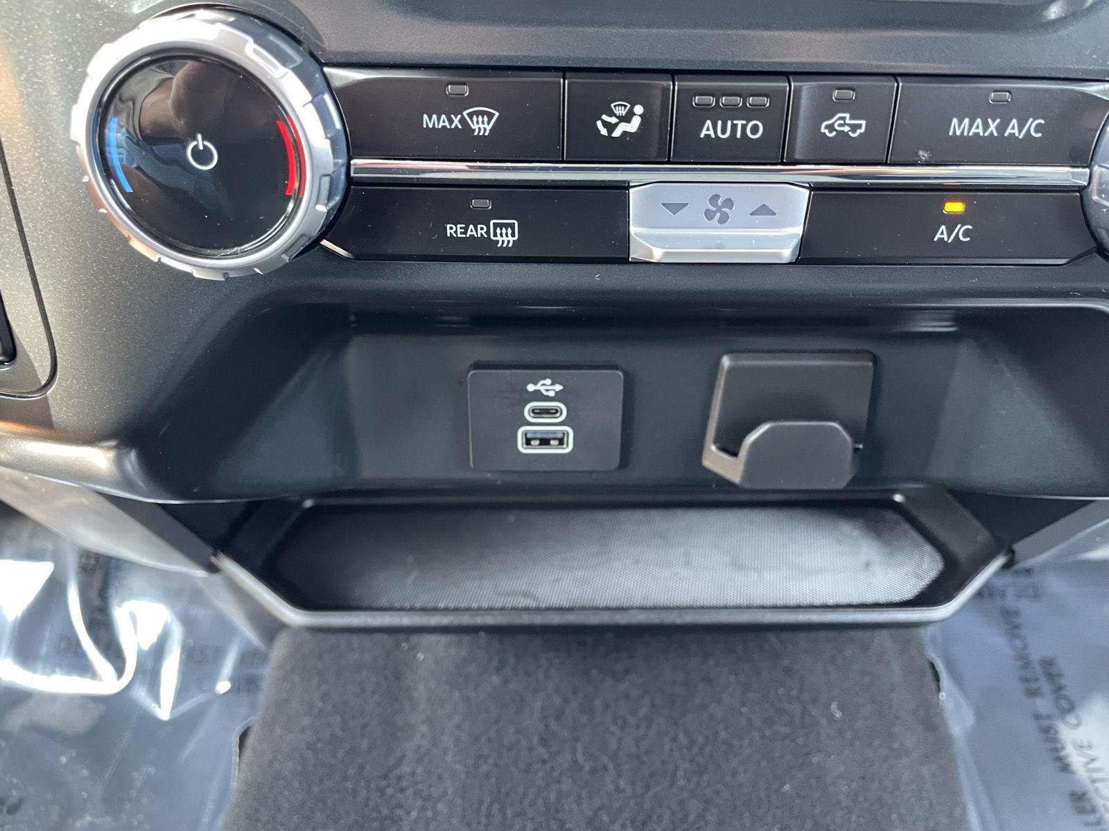 Vehicle photo 25