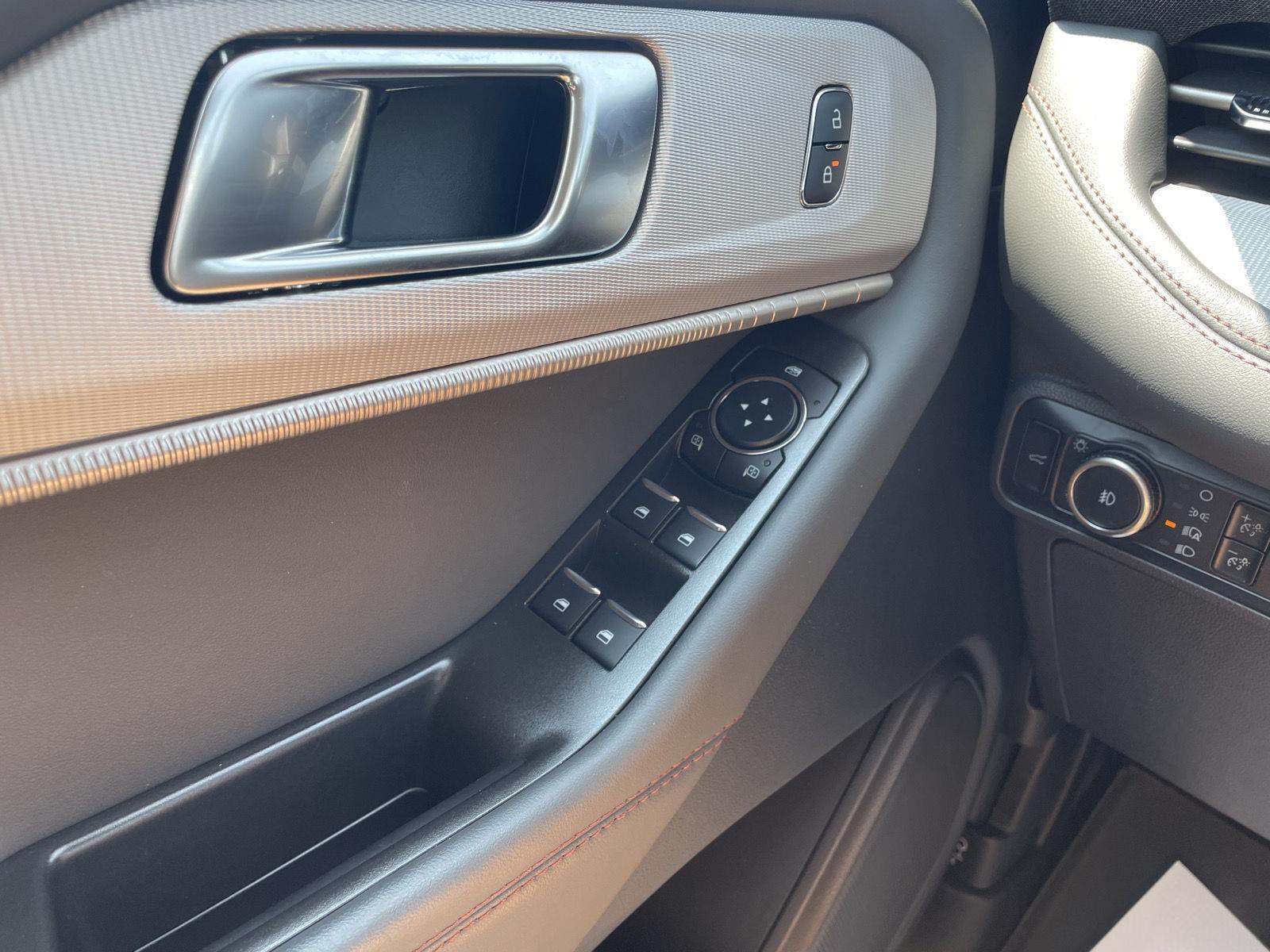Vehicle photo 29