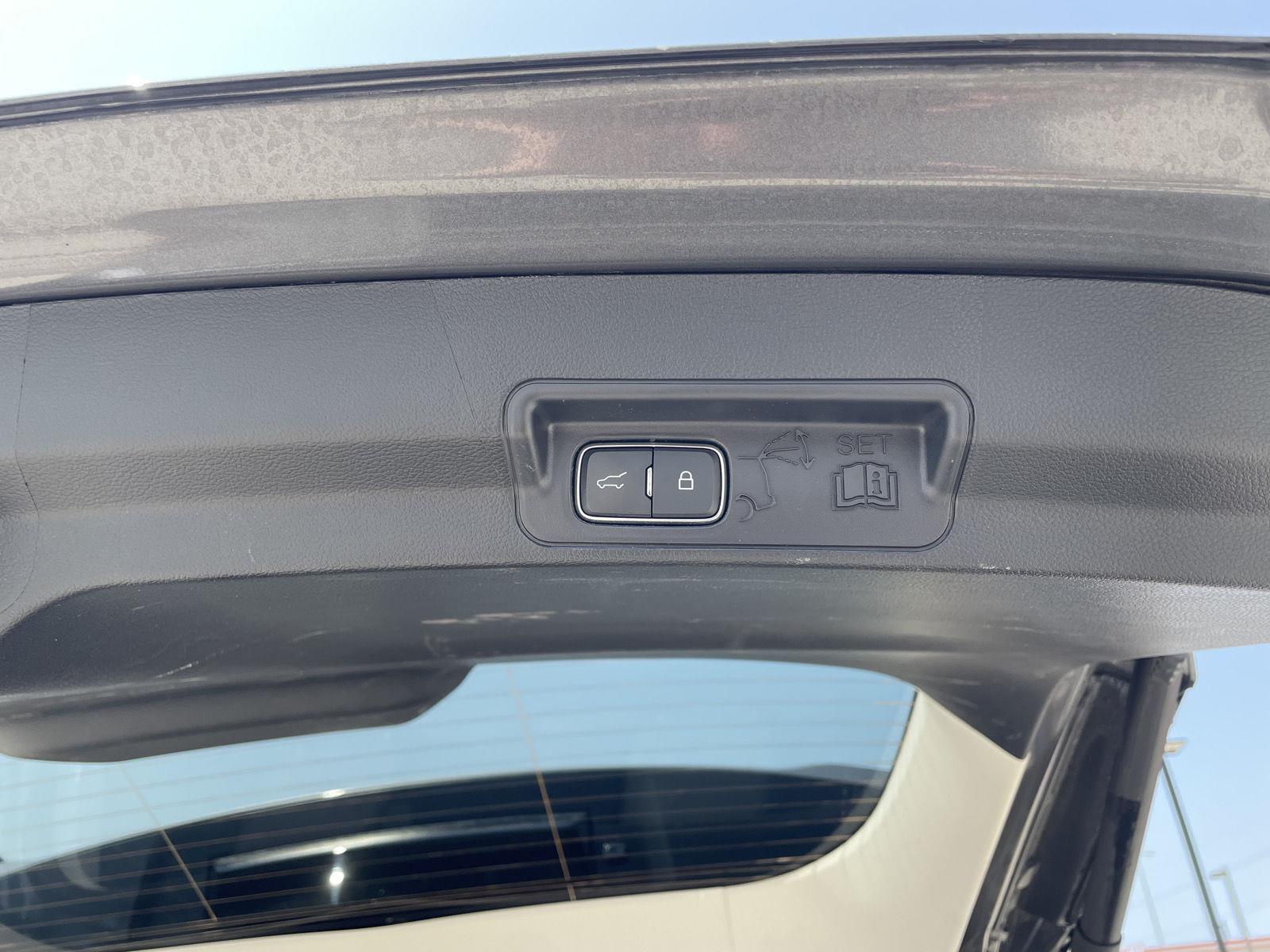 Vehicle photo 37