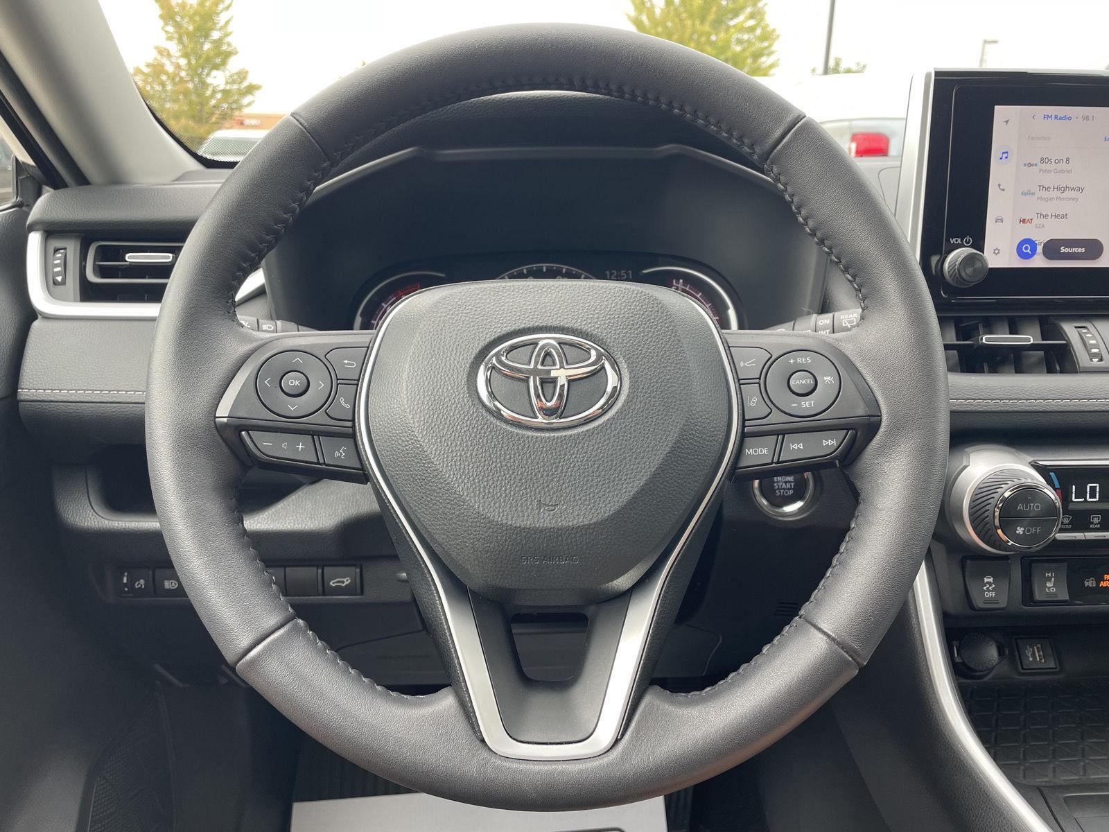 Vehicle photo 12
