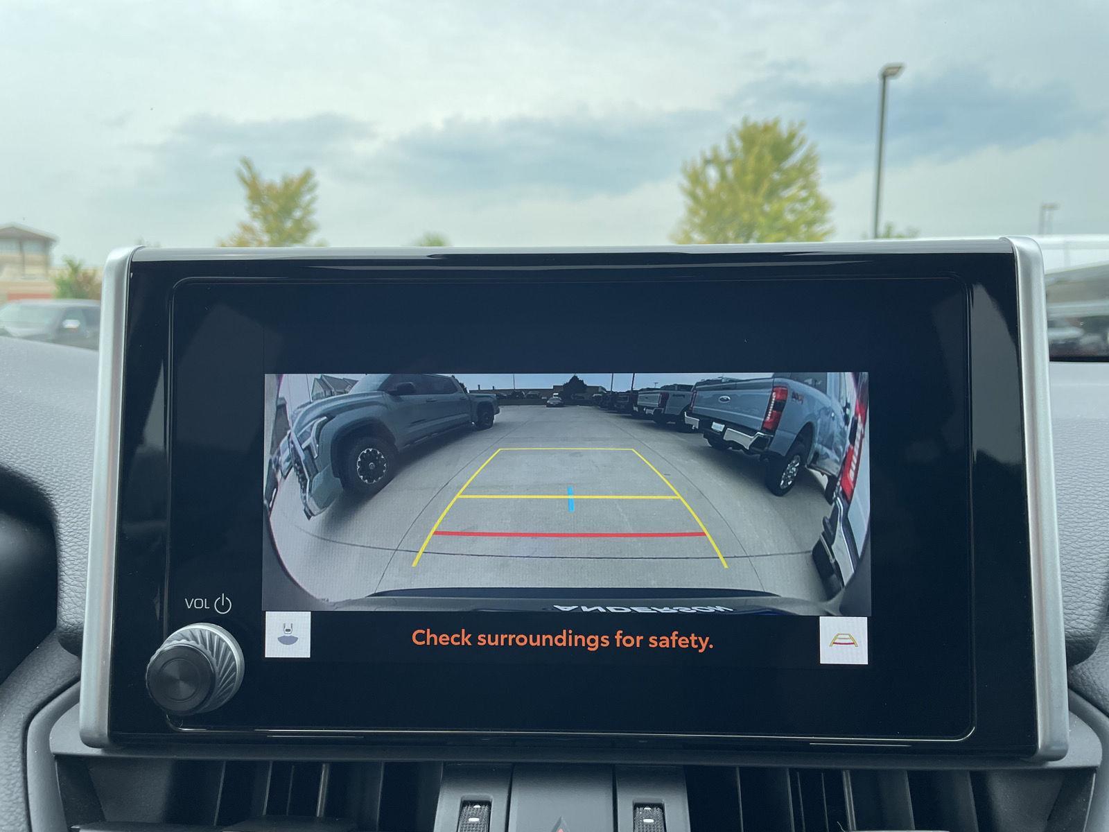 Vehicle photo 23