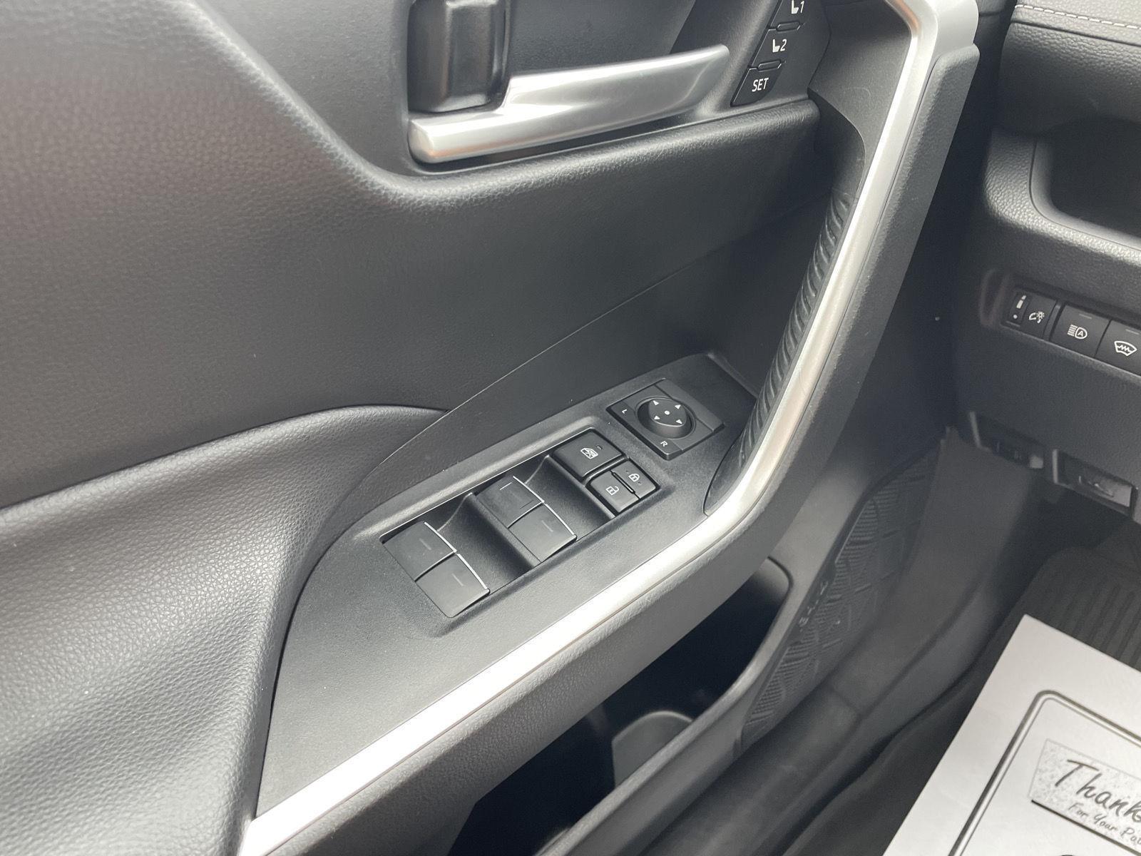 Vehicle photo 28