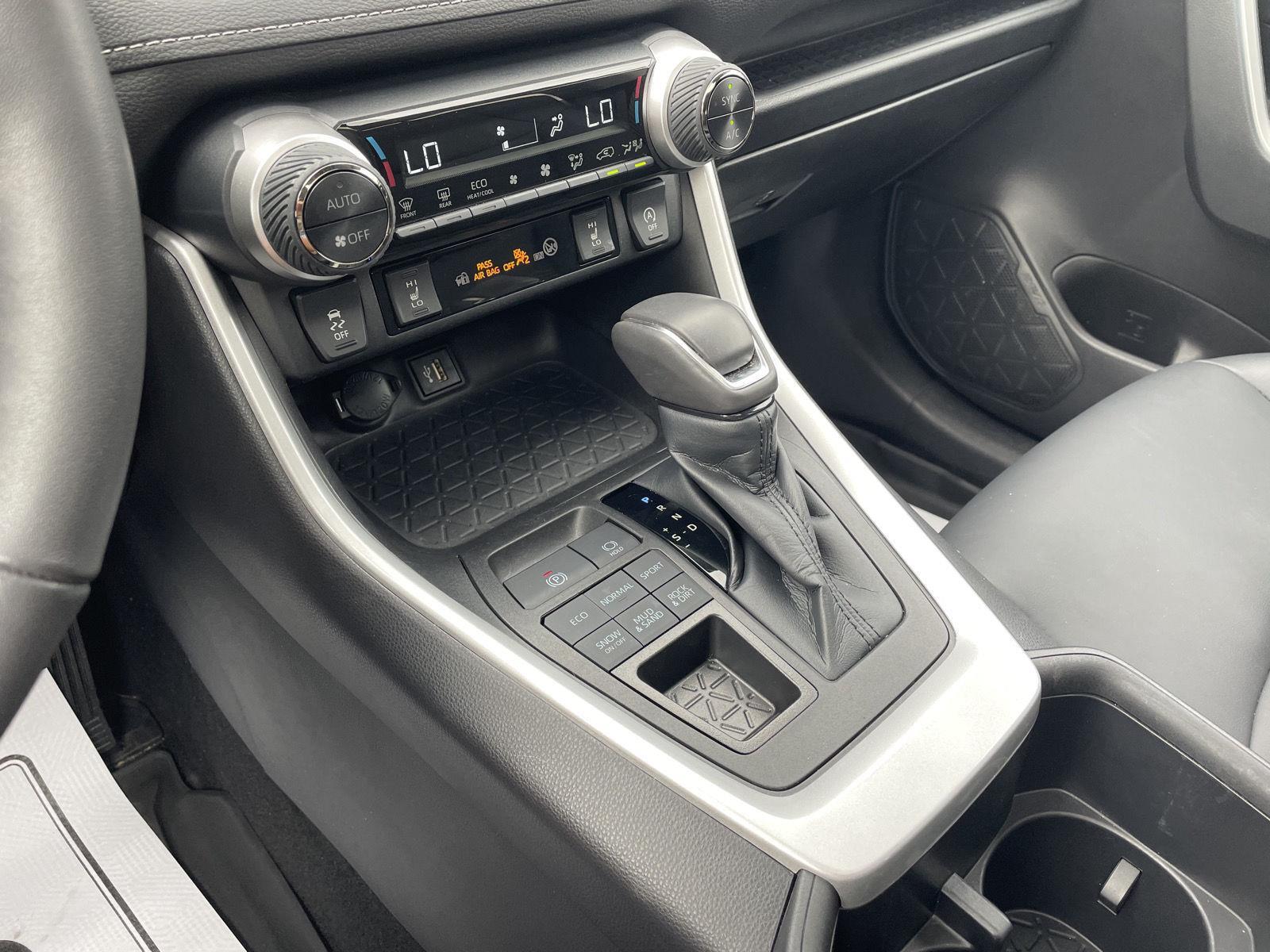 Vehicle photo 30
