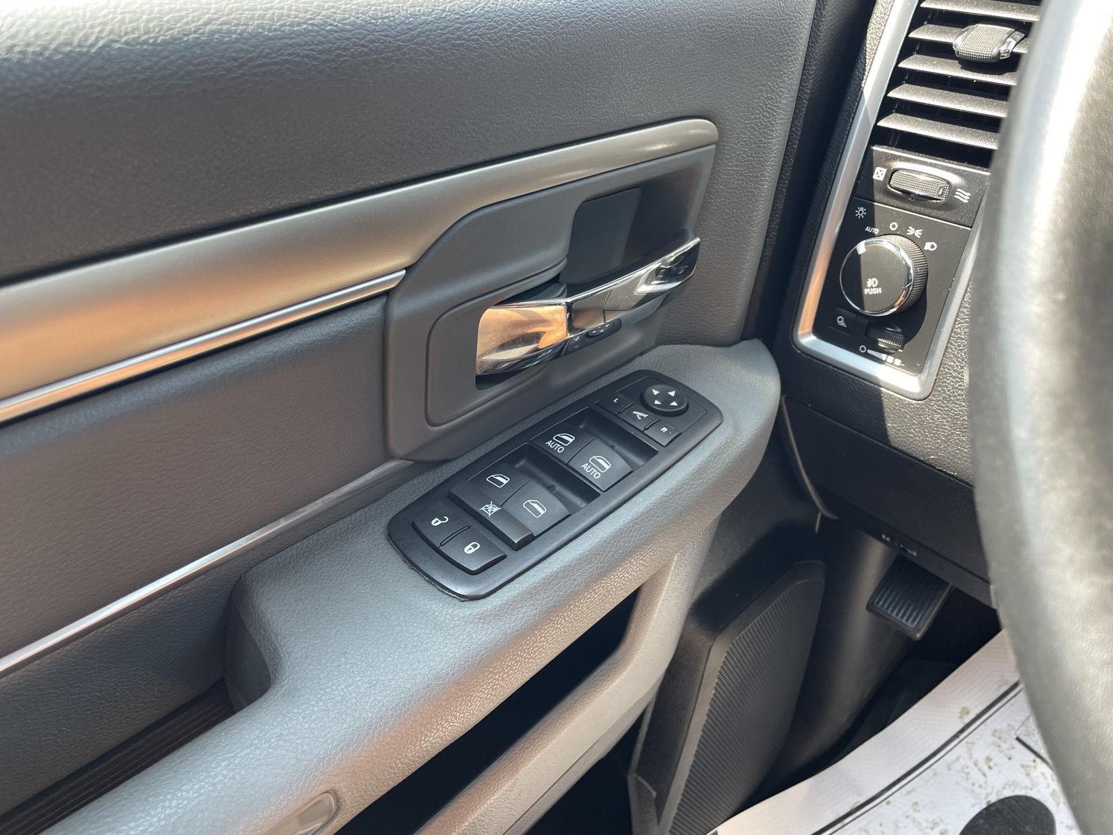 Vehicle photo 28