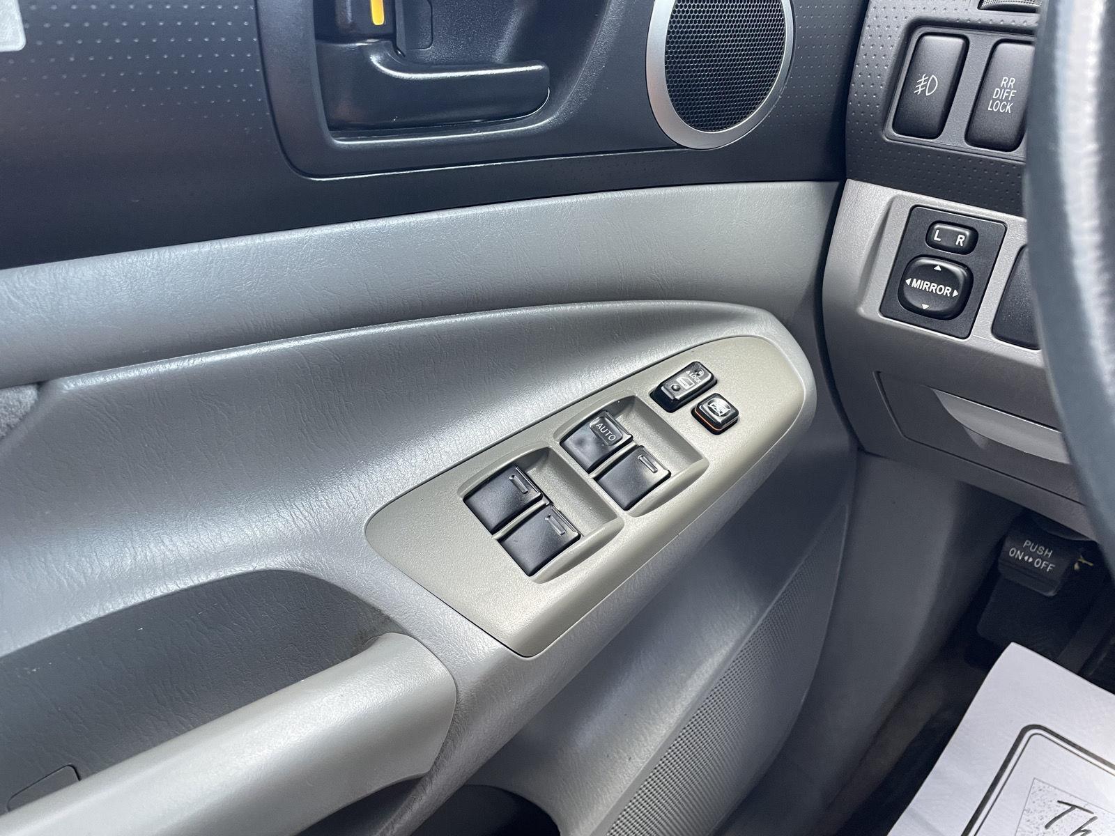 Vehicle photo 23