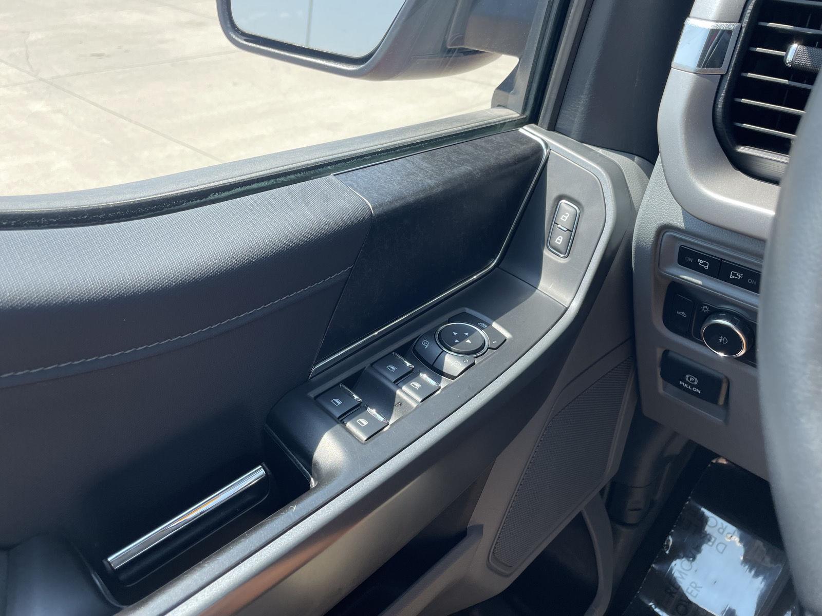 Vehicle photo 30