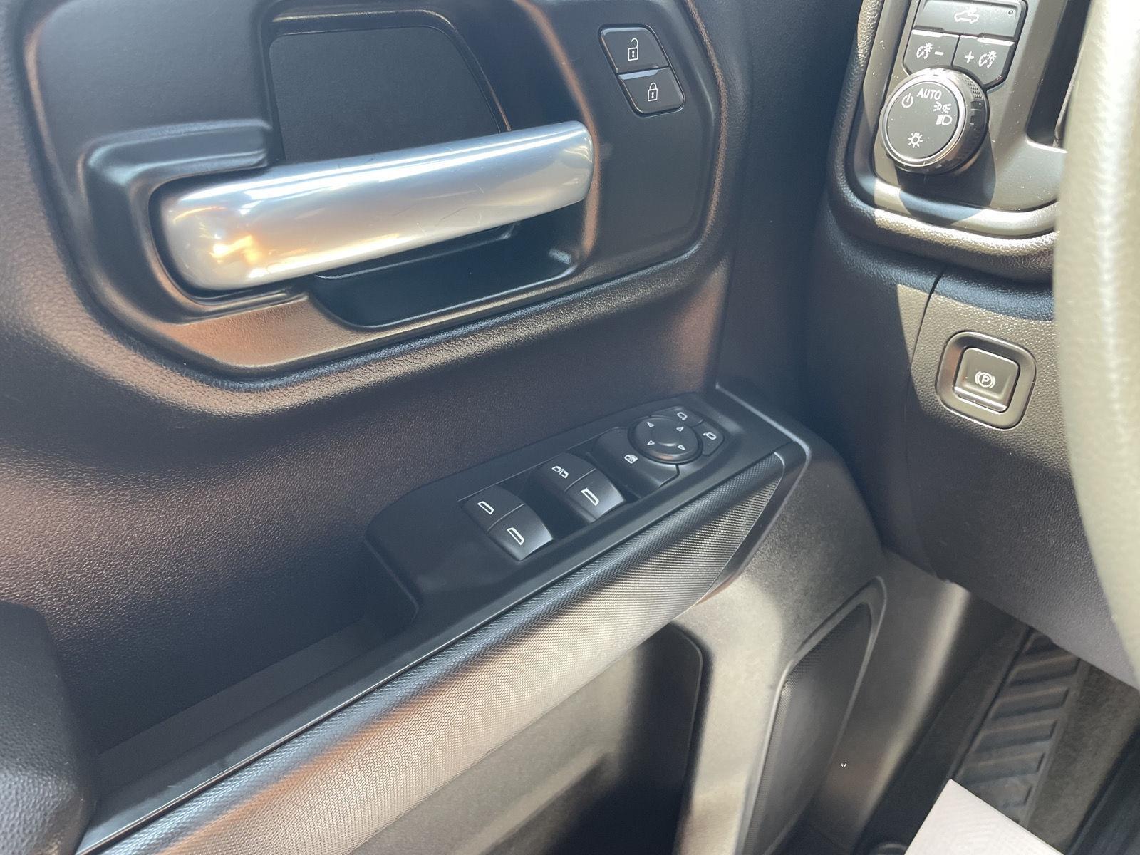 Vehicle photo 24