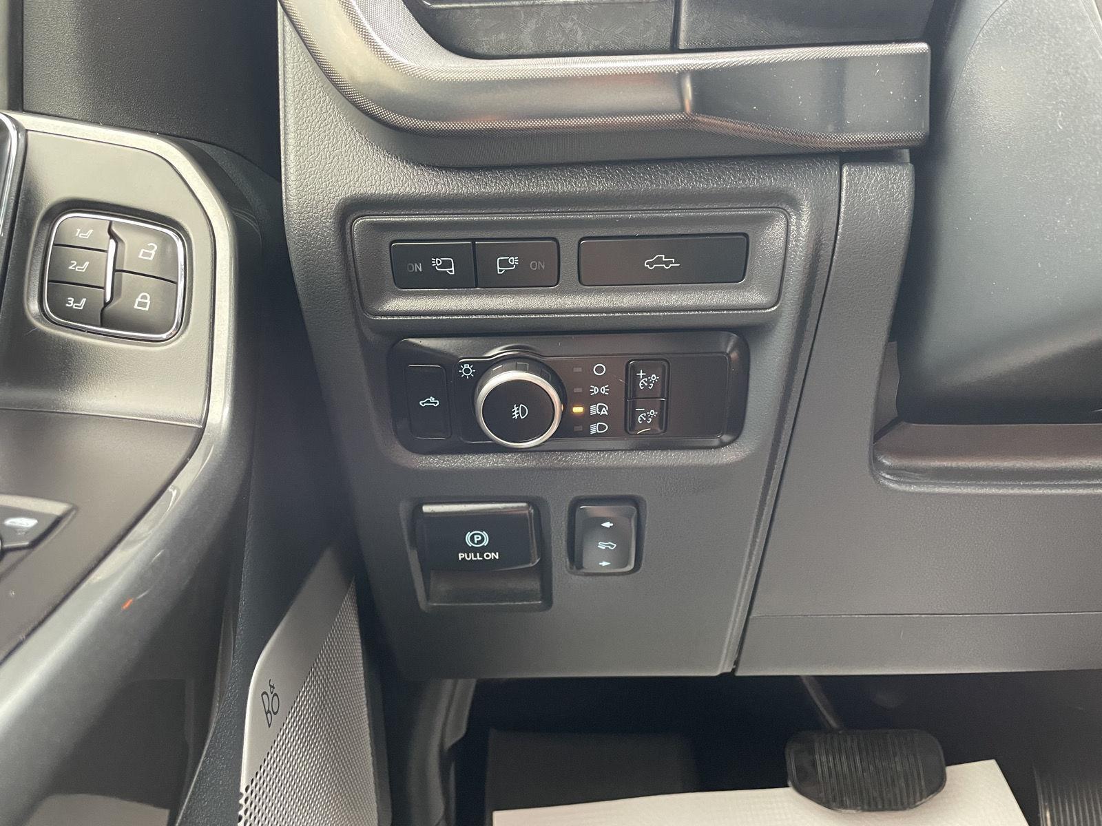 Vehicle photo 16
