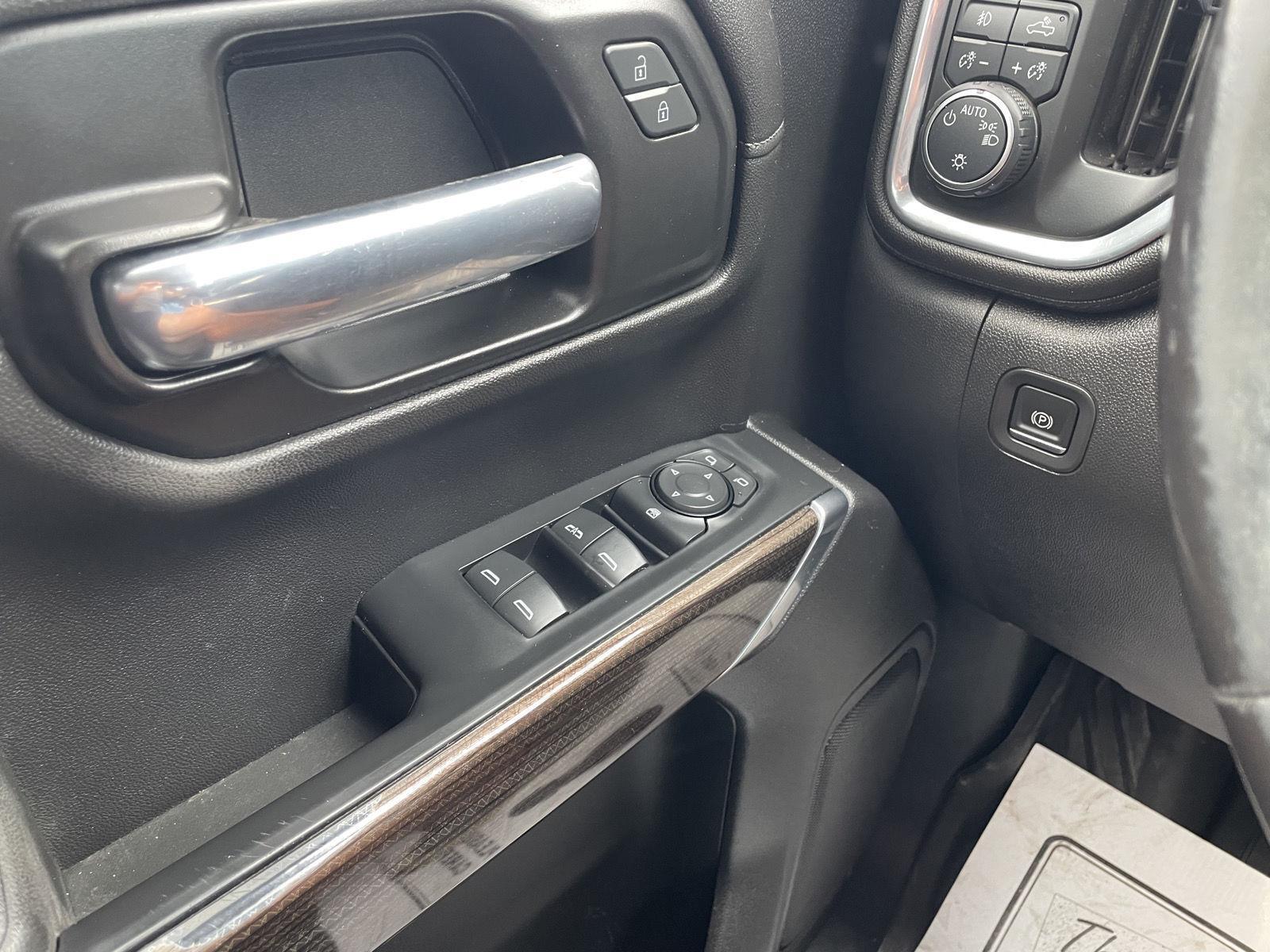 Vehicle photo 30