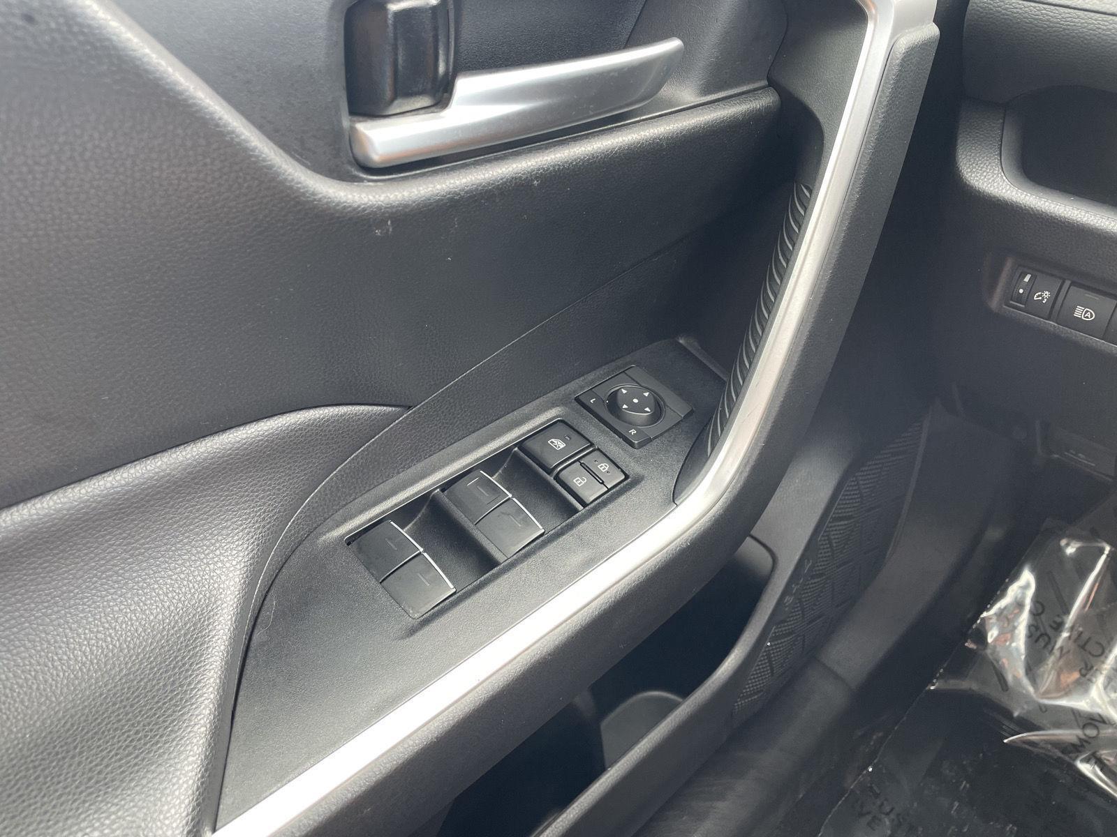 Vehicle photo 28