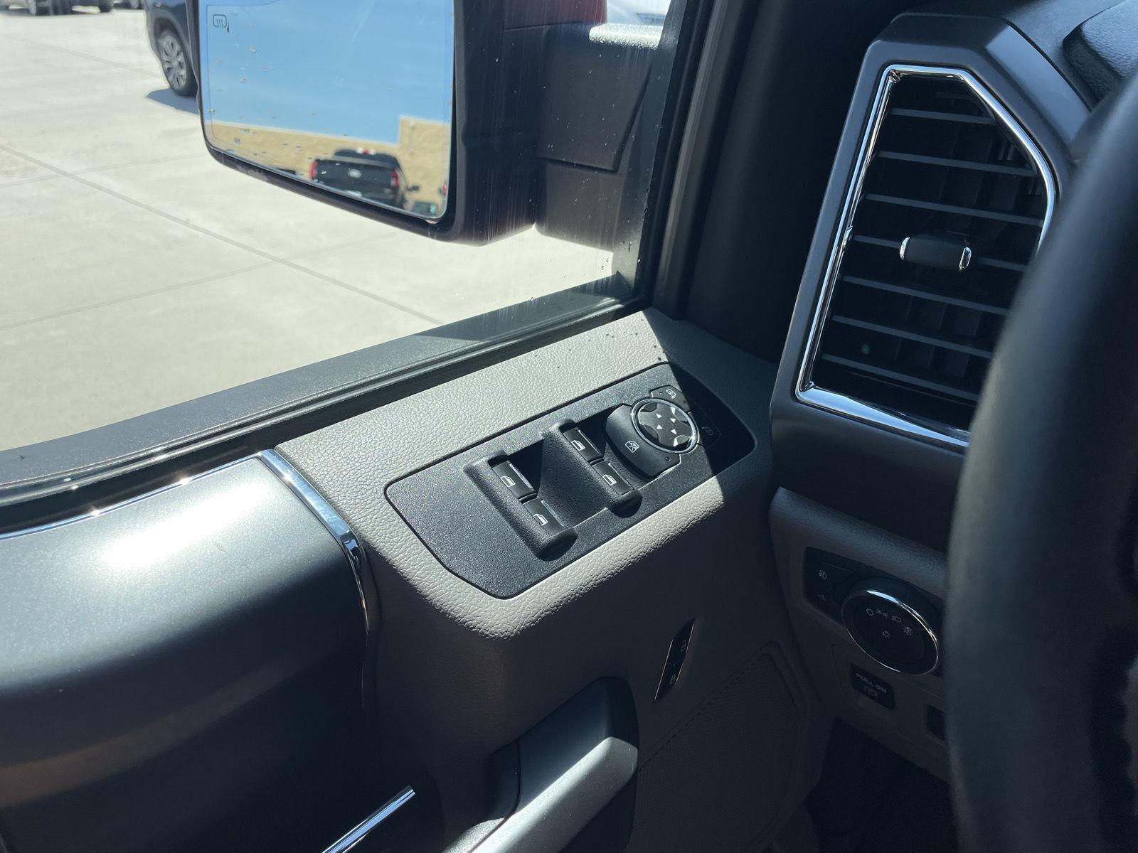 Vehicle photo 28