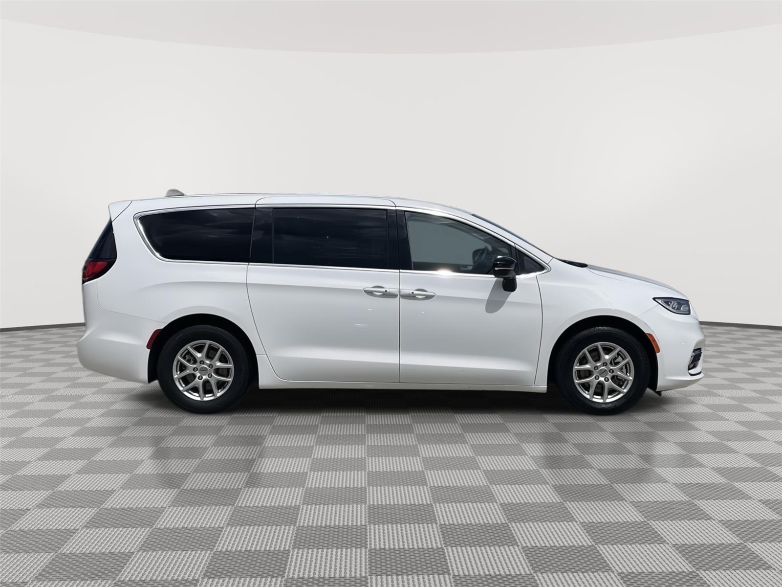 Vehicle photo 6