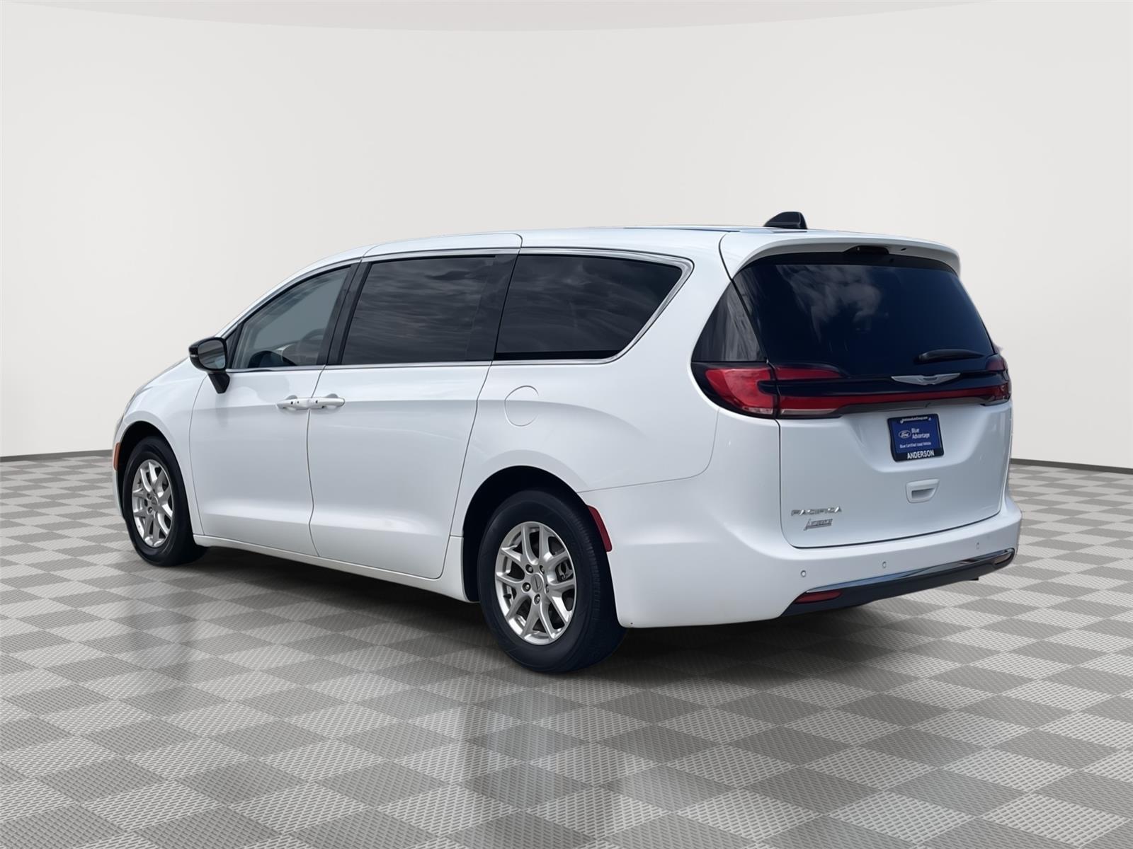 Vehicle photo 9