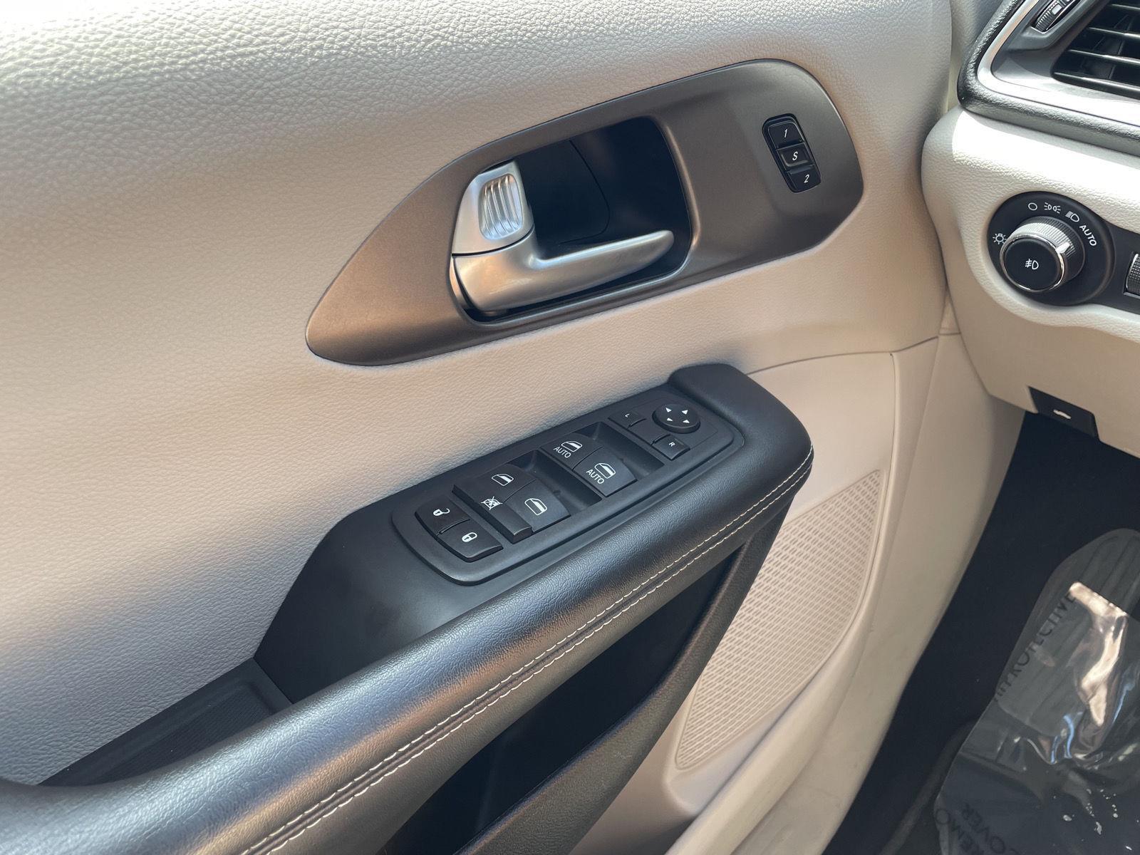 Vehicle photo 30