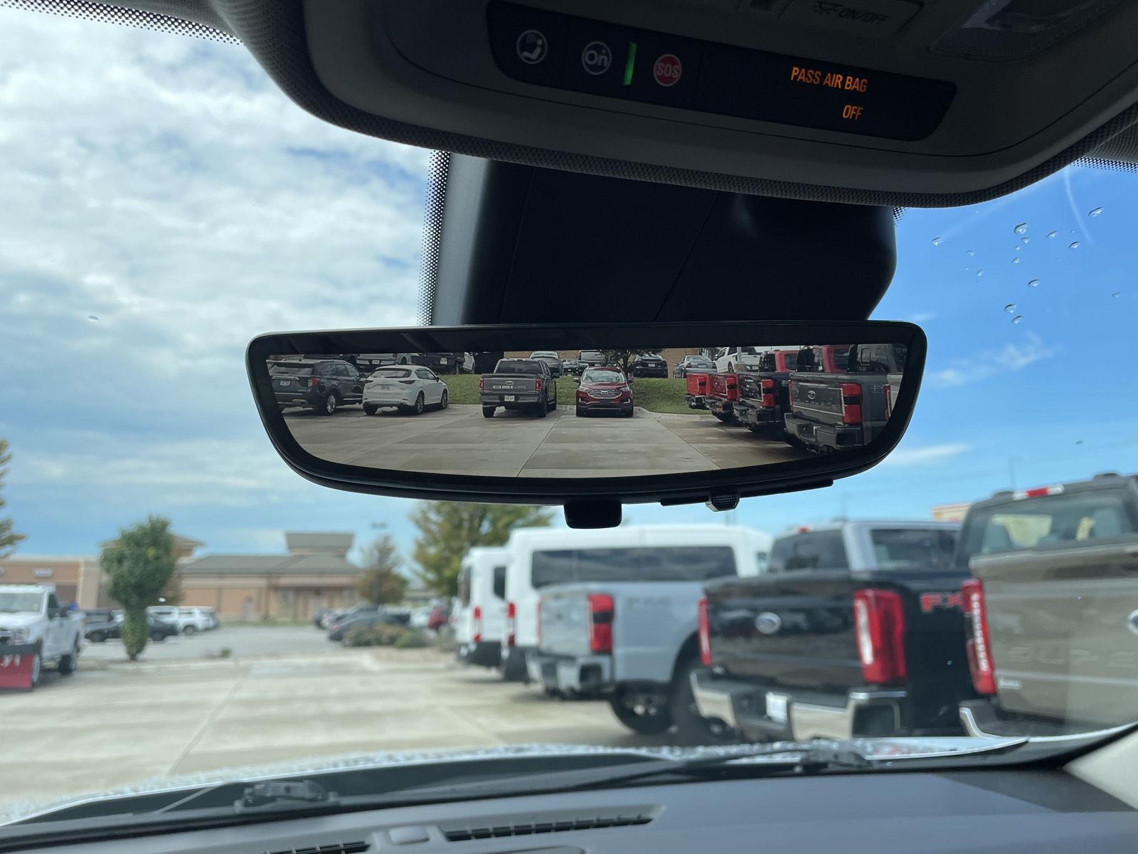 Vehicle photo 23