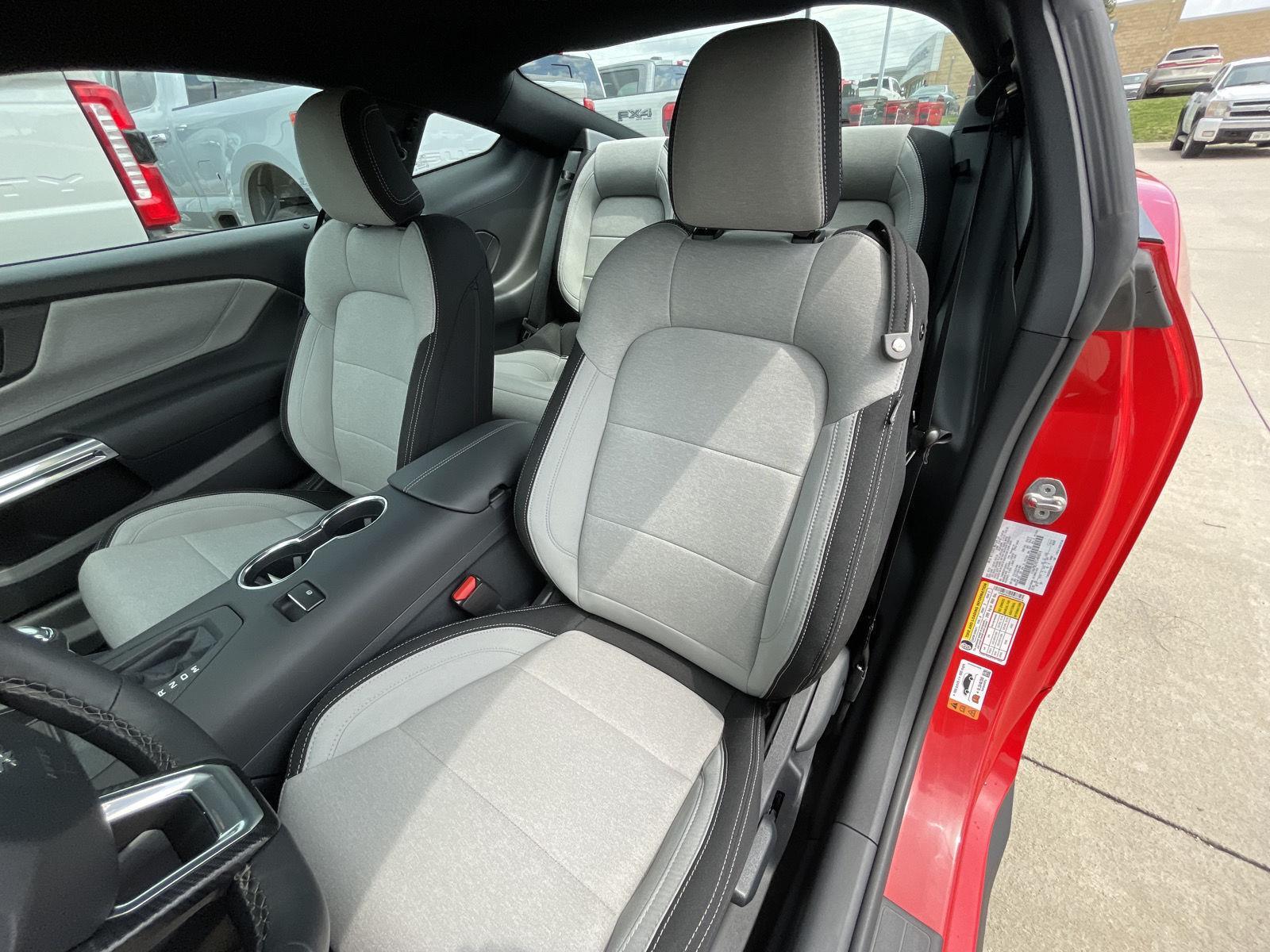 Vehicle photo 18