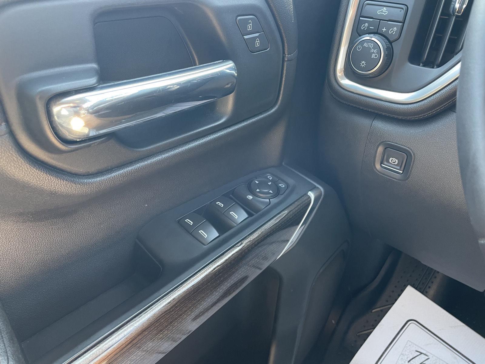 Vehicle photo 30