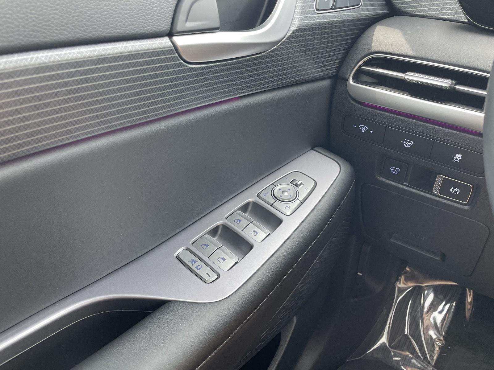 Vehicle photo 32