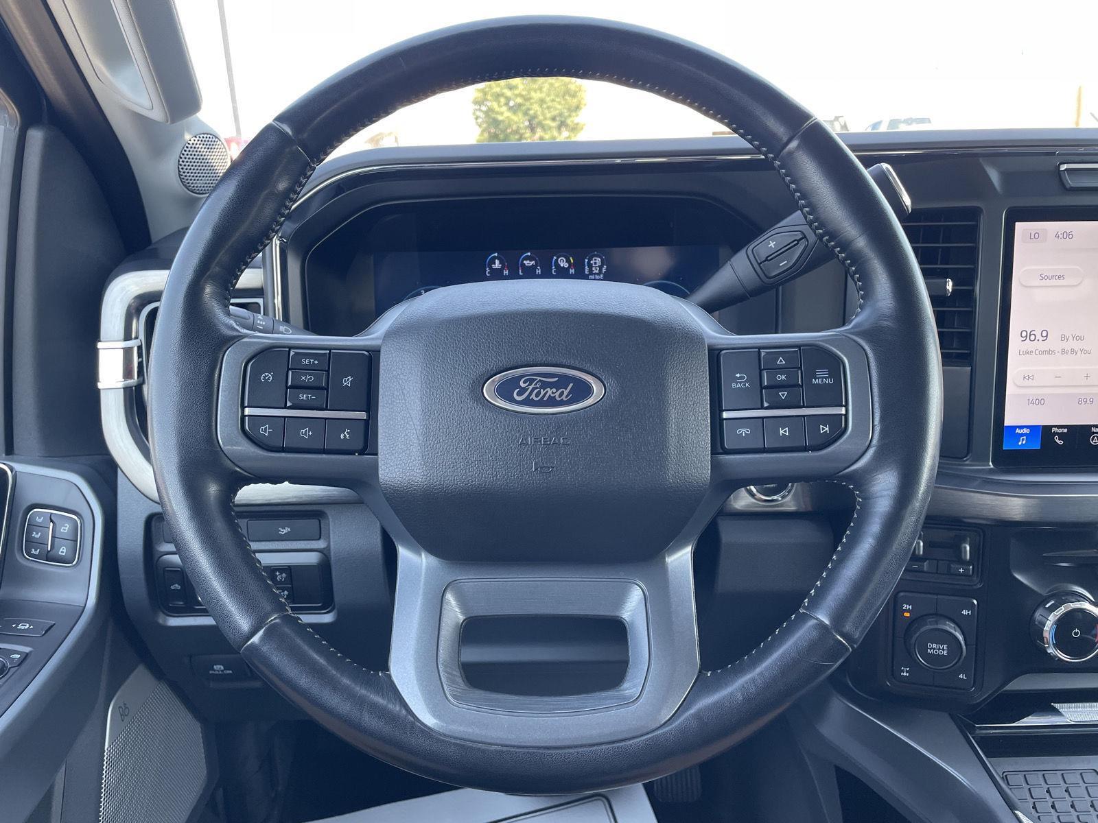 Vehicle photo 12