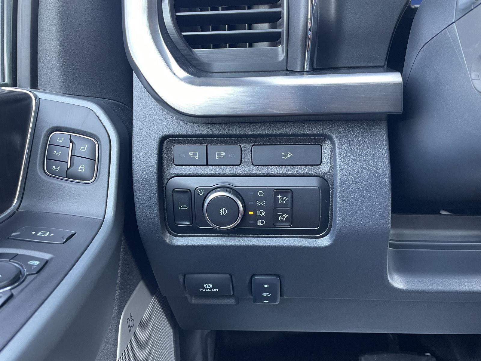 Vehicle photo 16