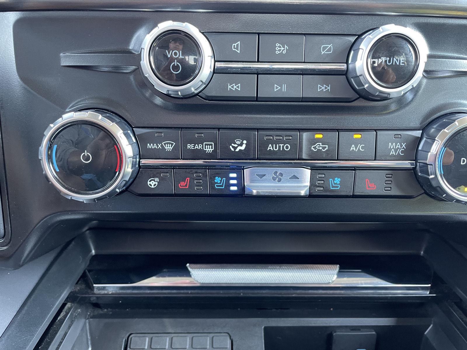 Vehicle photo 30