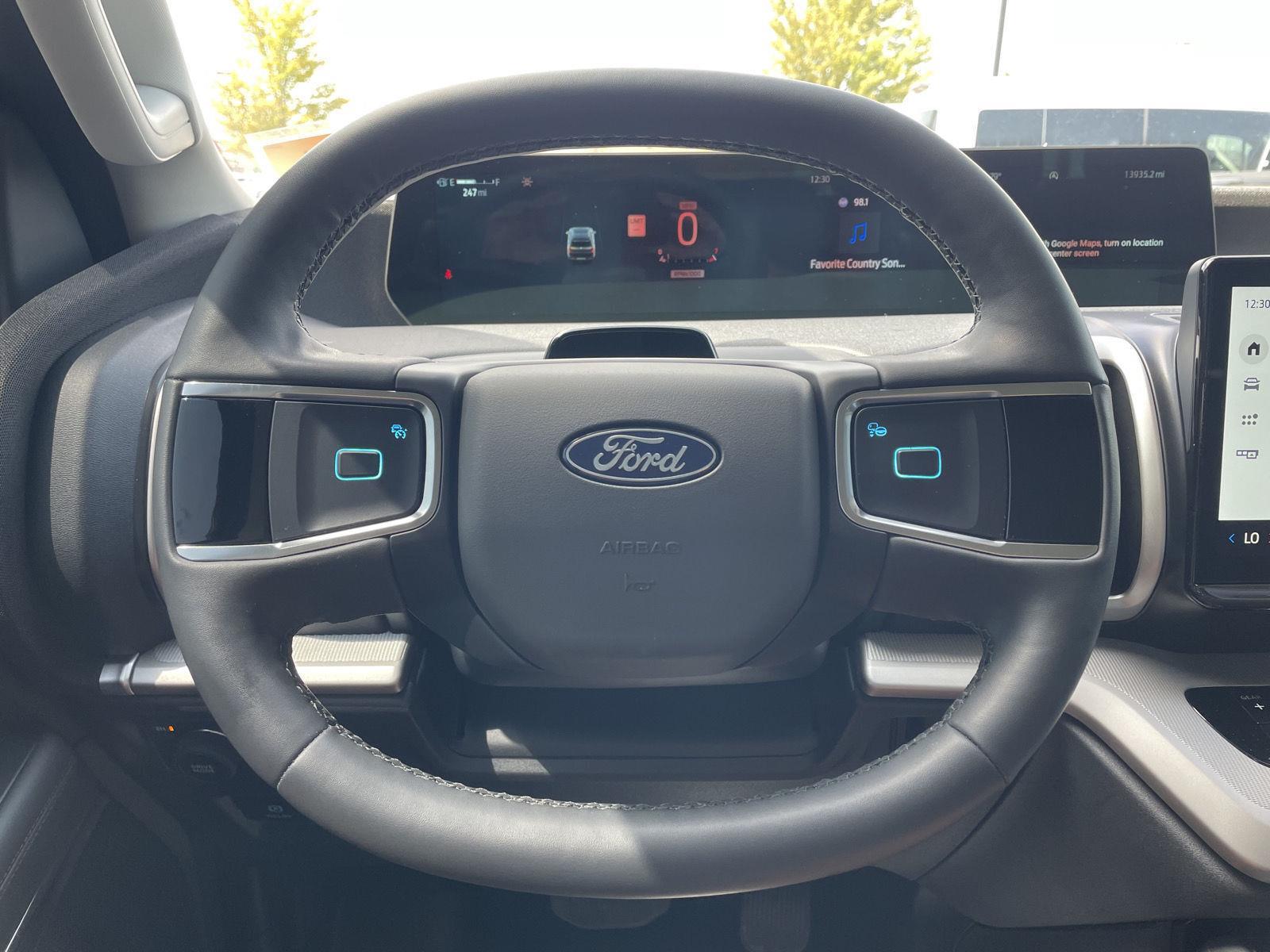 Vehicle photo 12