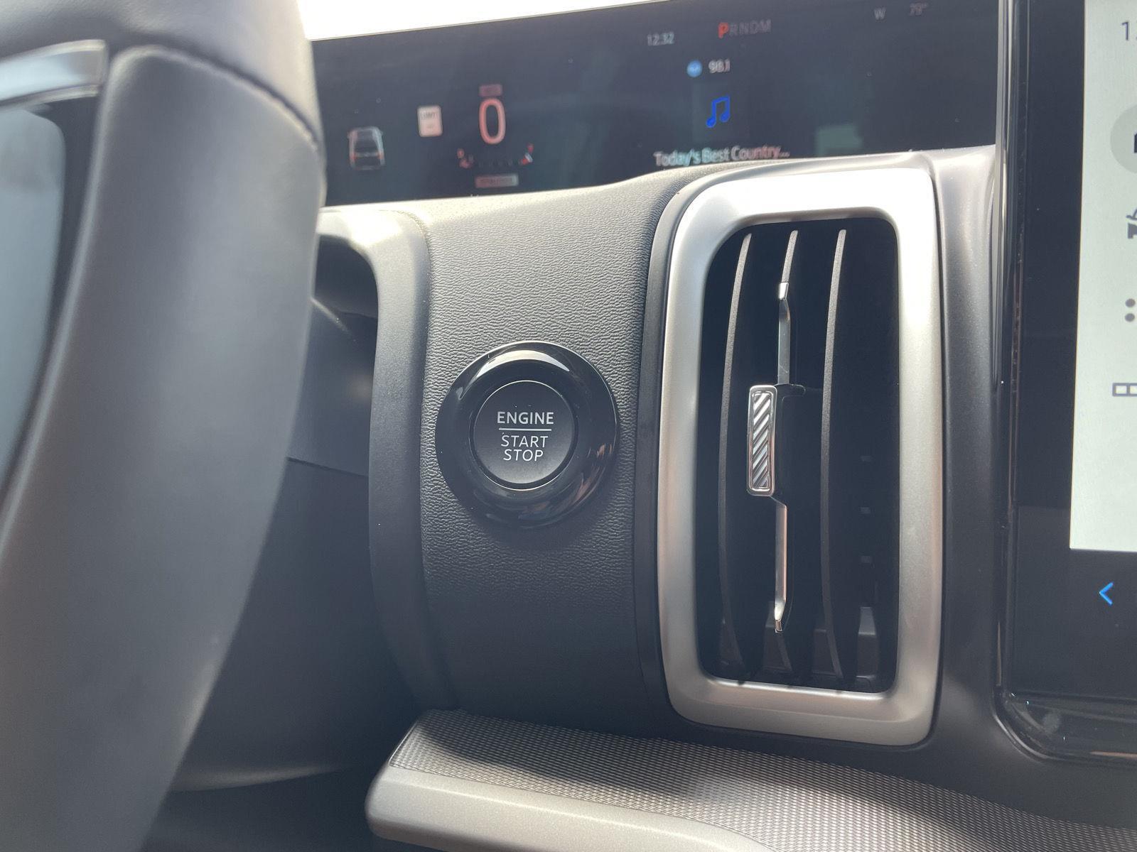 Vehicle photo 26